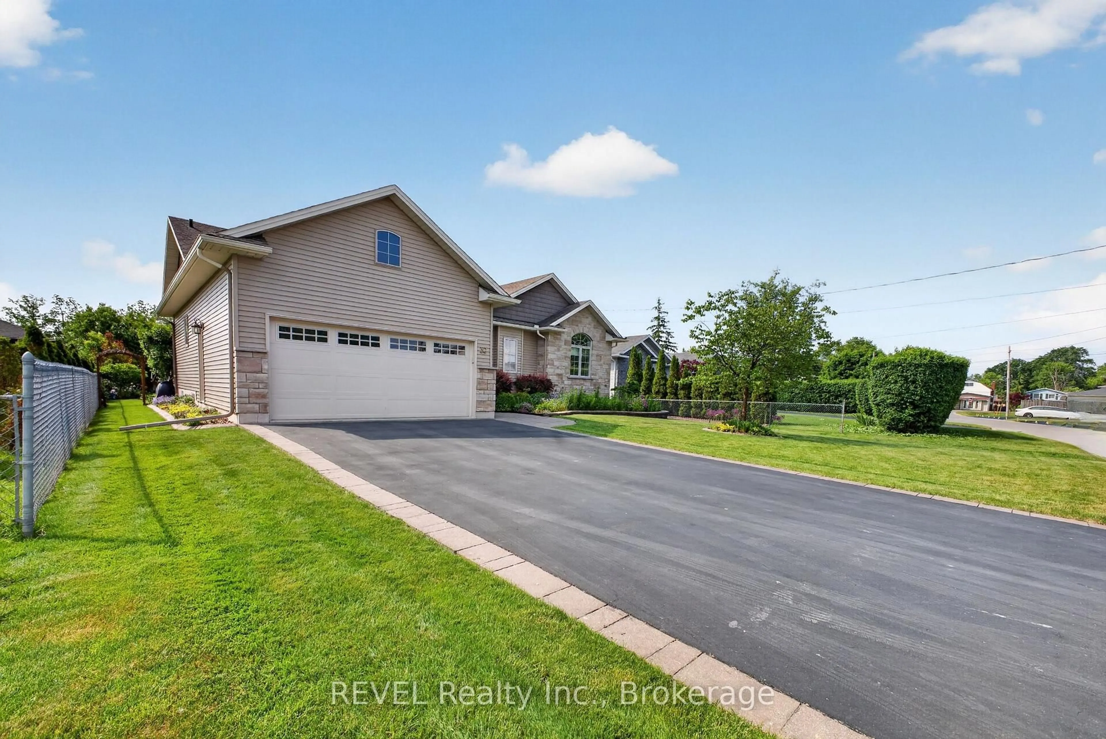 A pic from outside/outdoor area/front of a property/back of a property/a pic from drone, unknown for 30 Drummond Cres, Fort Erie Ontario L2A 1L2