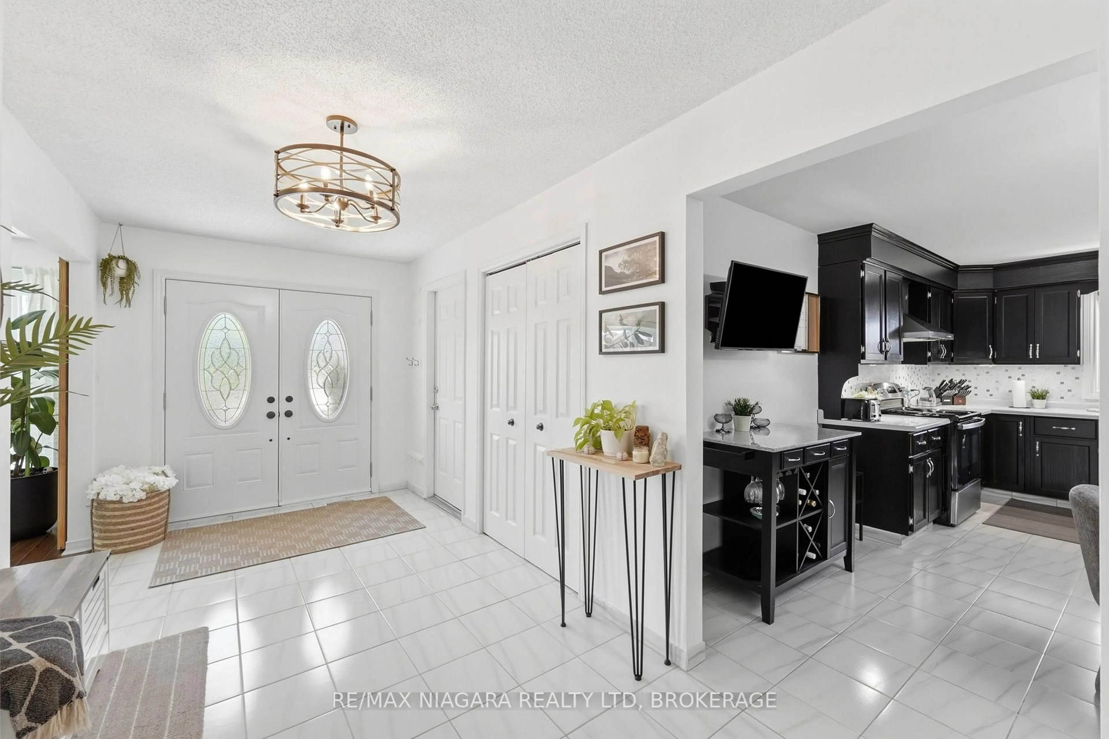 Indoor entryway for 8009 Preakness St, Niagara Falls Ontario L2H 2E8