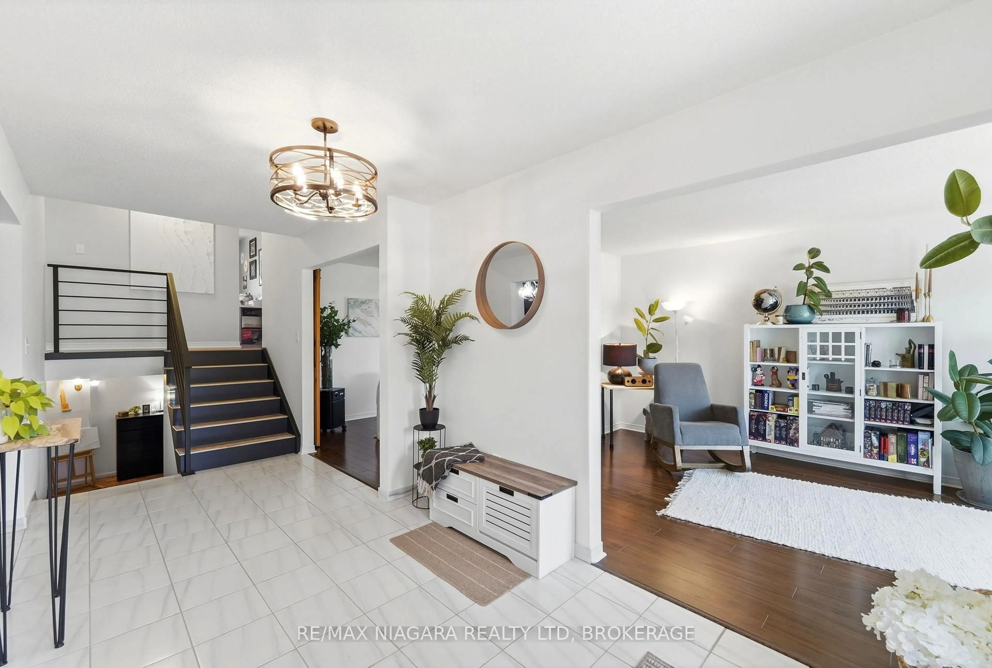 Indoor entryway for 8009 Preakness St, Niagara Falls Ontario L2H 2E8