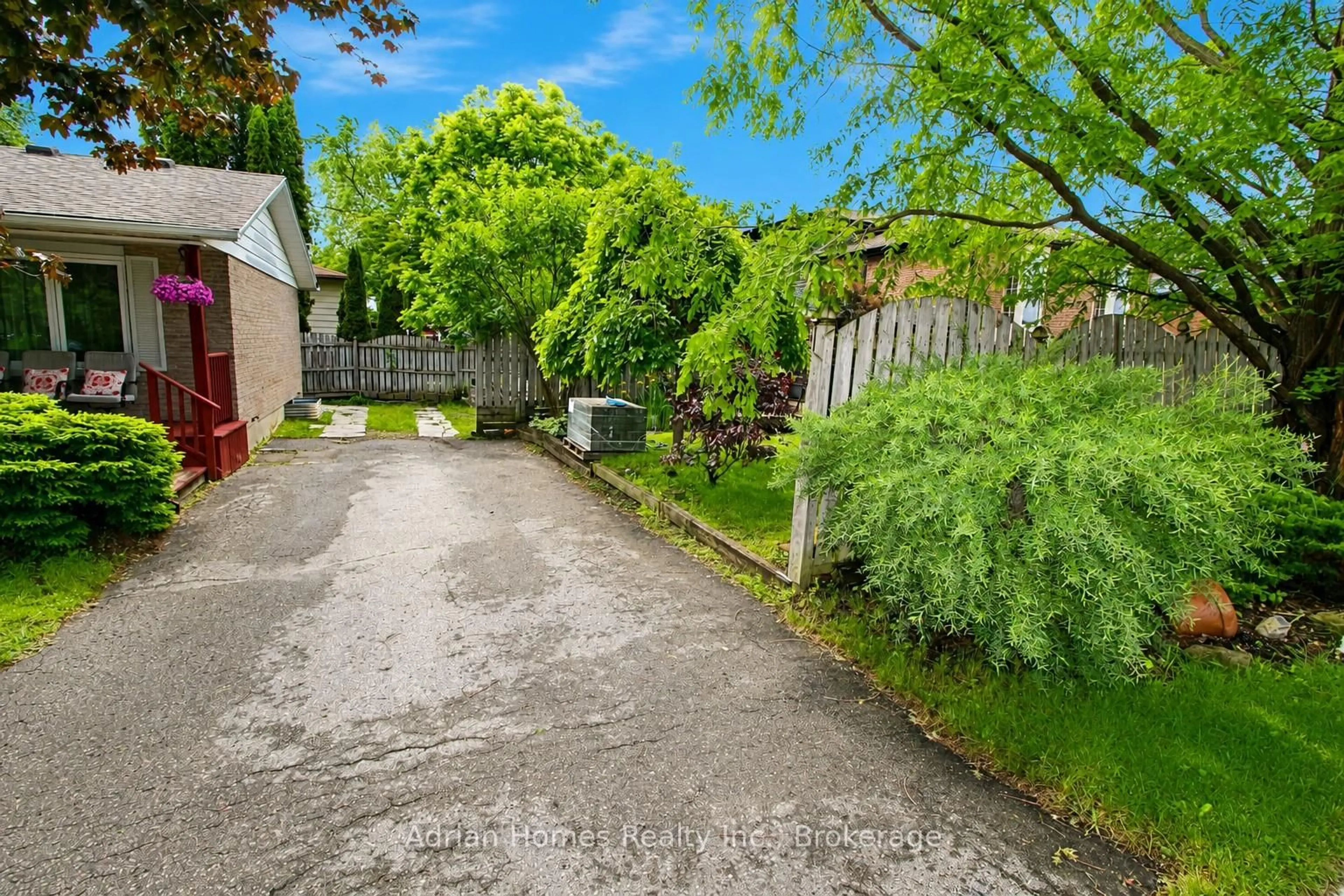 A pic from outside/outdoor area/front of a property/back of a property/a pic from drone, street for 121 Melita St, Ingersoll Ontario N5C 3T3