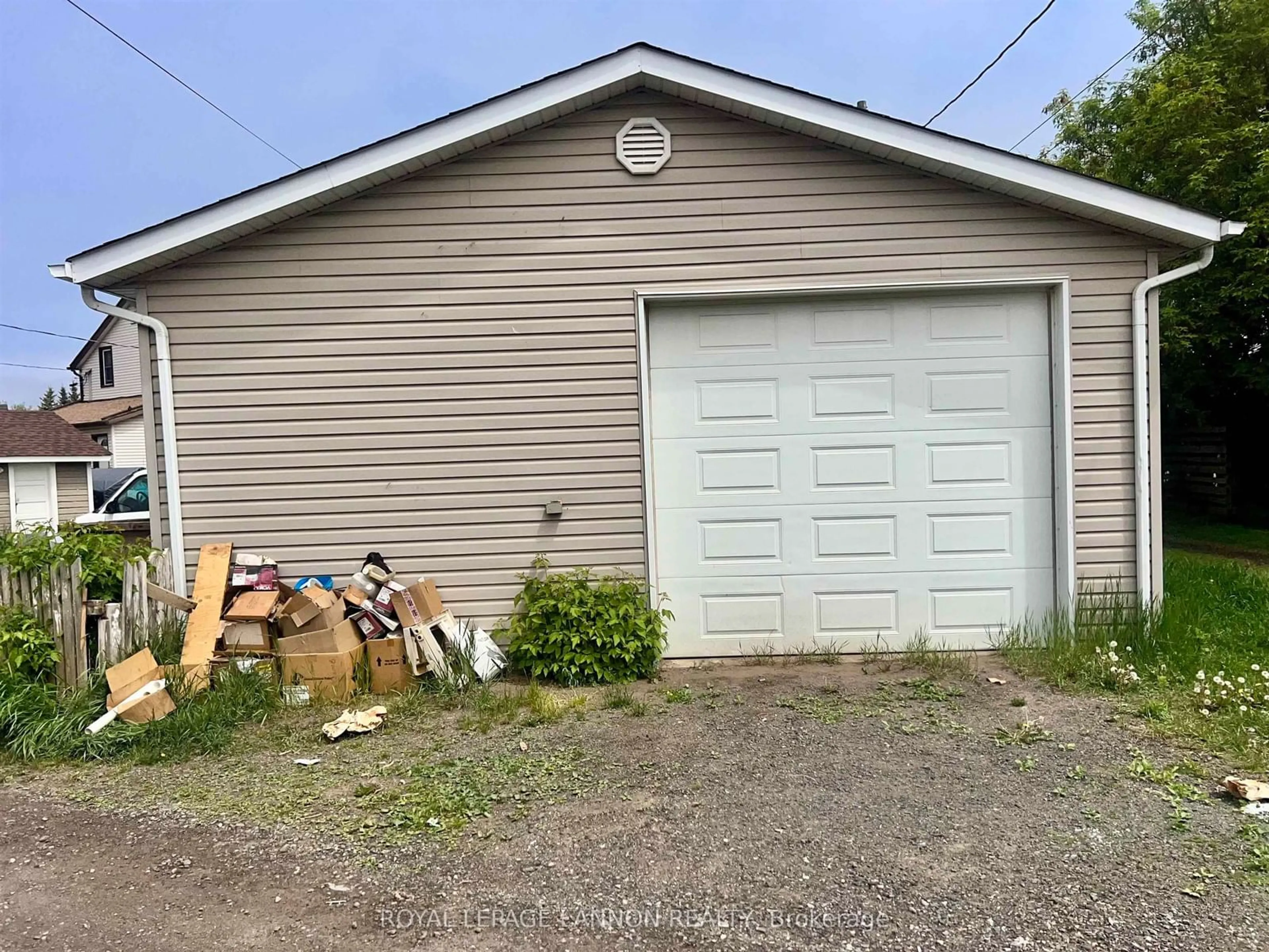 Shed for 715 May St, Thunder Bay Ontario P7C 3S1