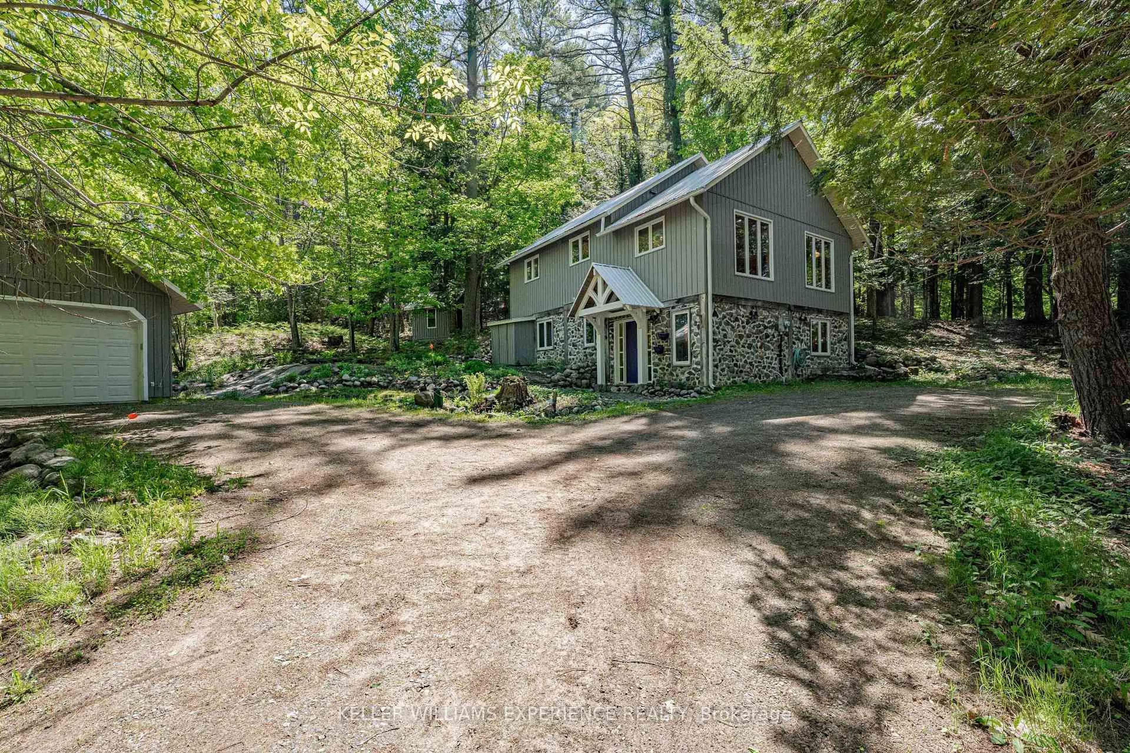 A pic from outside/outdoor area/front of a property/back of a property/a pic from drone, unknown for 55 Mary Lake Cres, Huntsville Ontario P0B 1L0