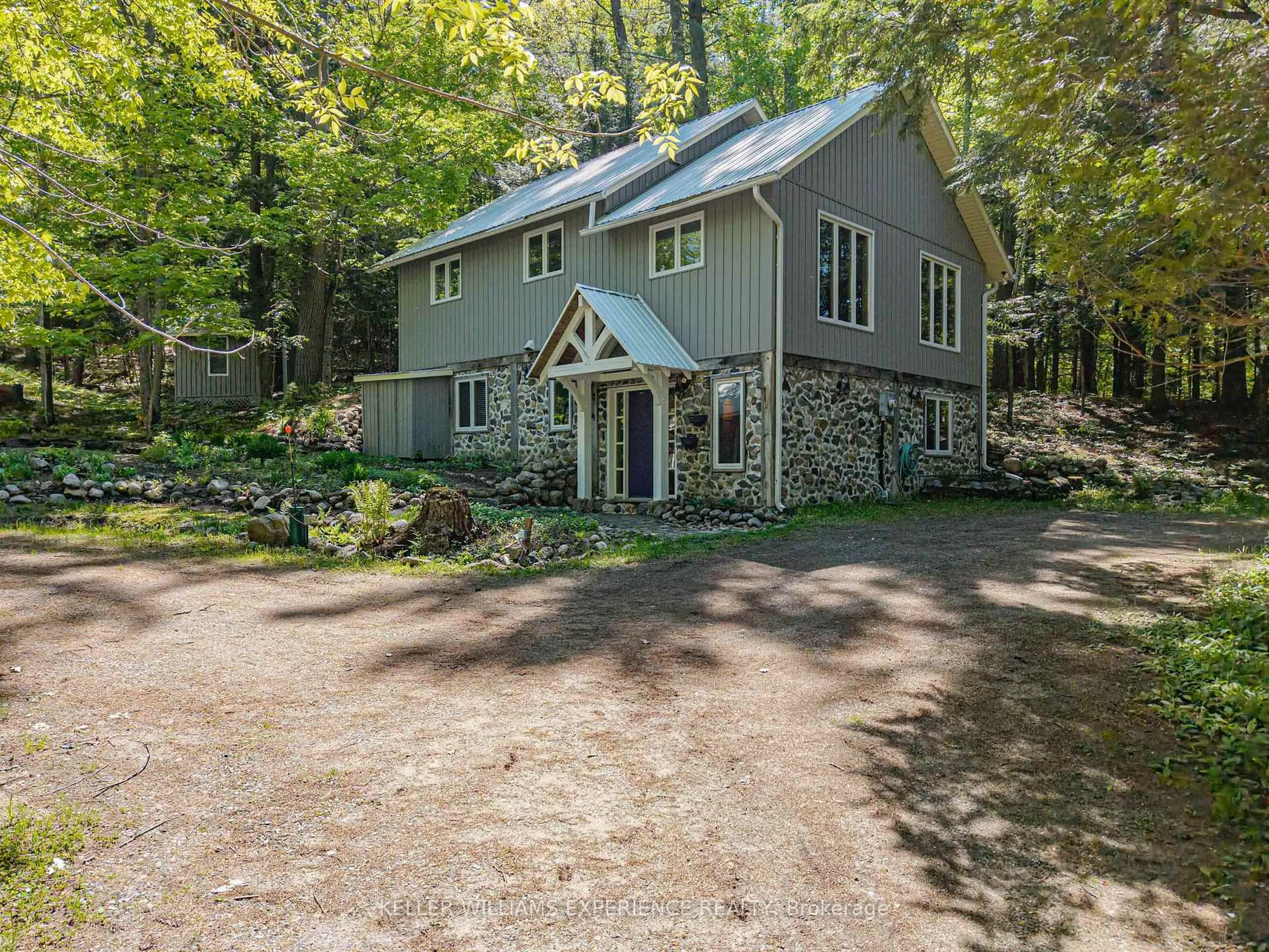 A pic from outside/outdoor area/front of a property/back of a property/a pic from drone, unknown for 55 Mary Lake Cres, Huntsville Ontario P0B 1L0