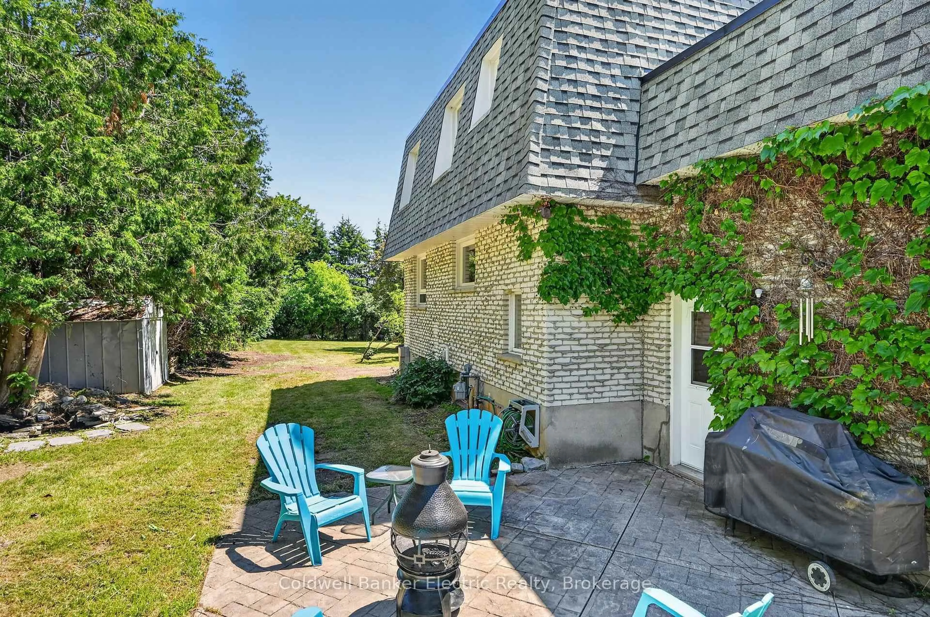 Patio, street for 197 Patricia Cres, Selwyn Ontario K9J 6X4