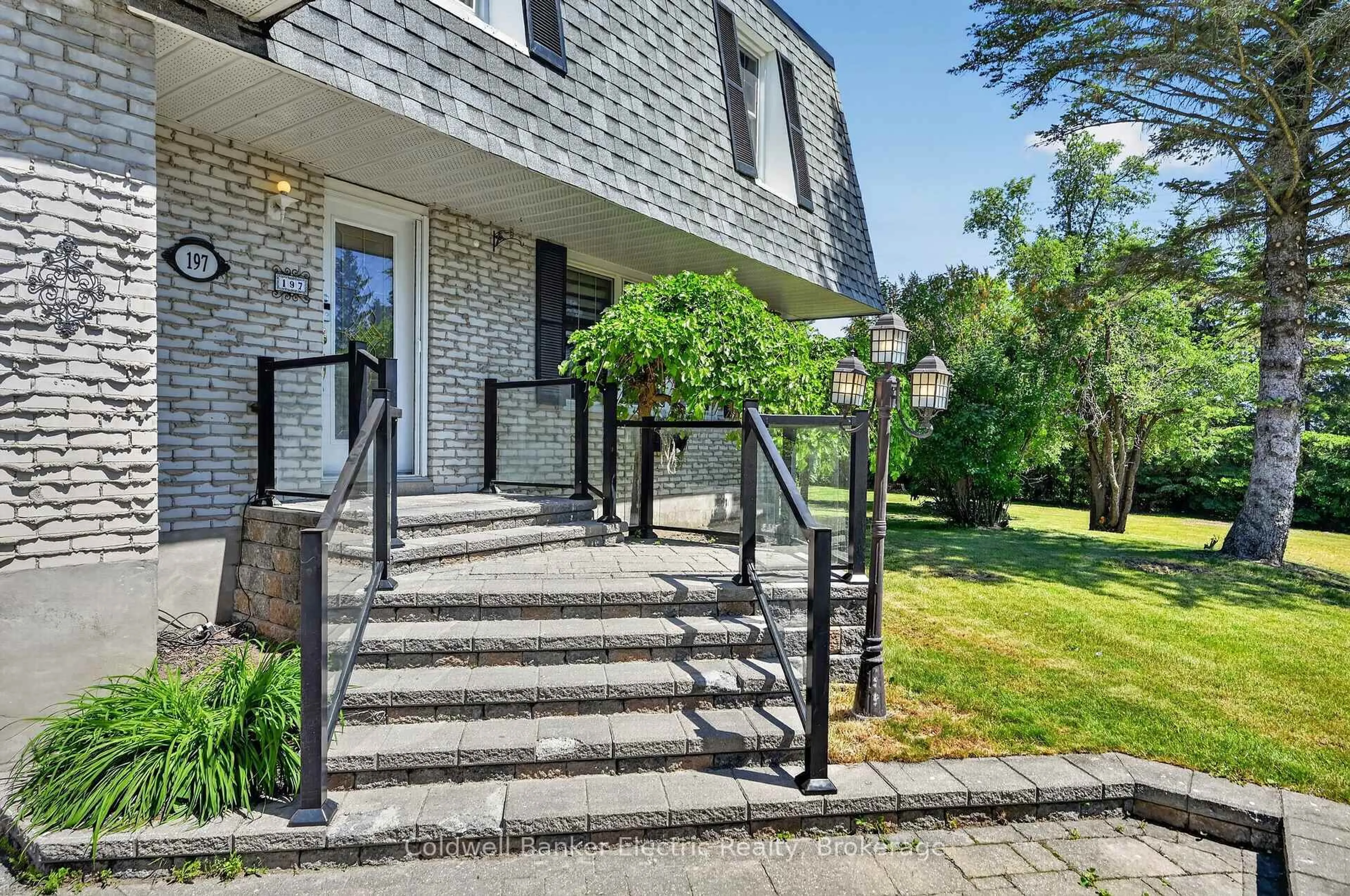 Home with brick exterior material, street for 197 Patricia Cres, Selwyn Ontario K9J 6X4