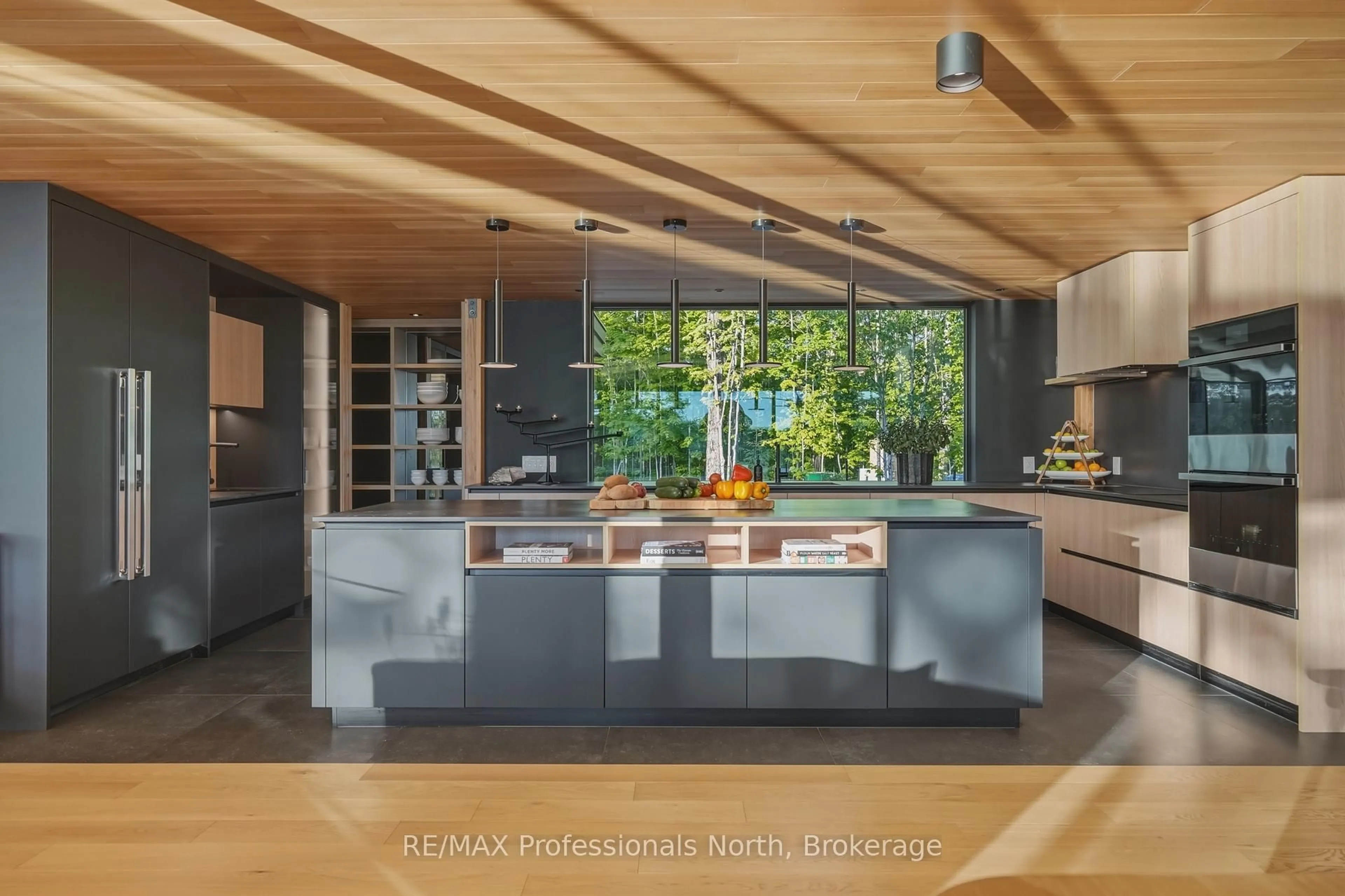 Contemporary kitchen, unknown for 1801 Burlywood Tr, Dysart et al Ontario K0M 1S0