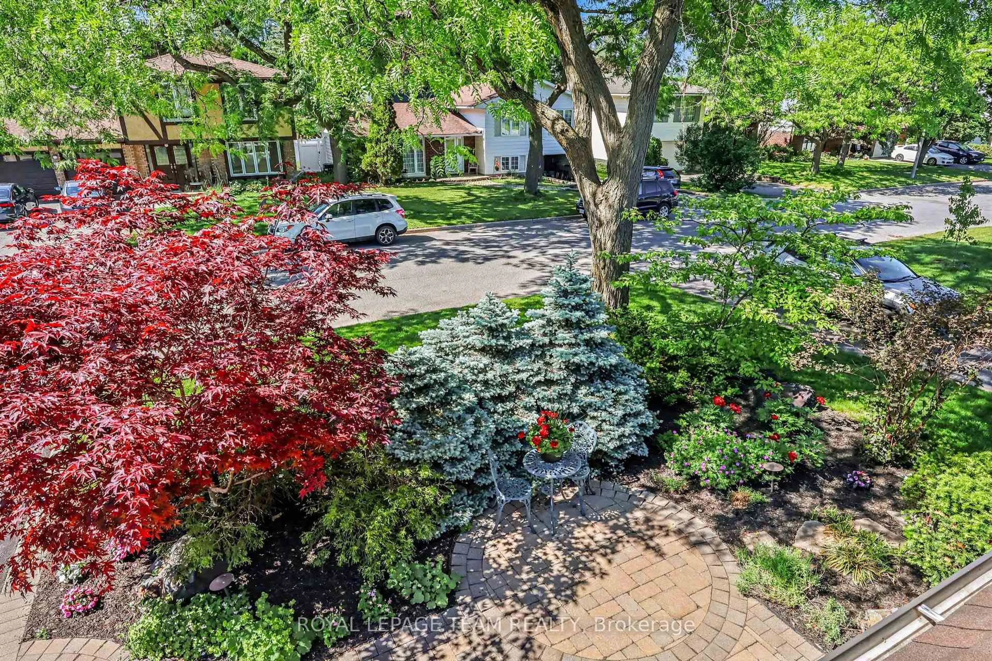 Patio, street for 70 Condor Dr, Ottawa Ontario K1V 9C2