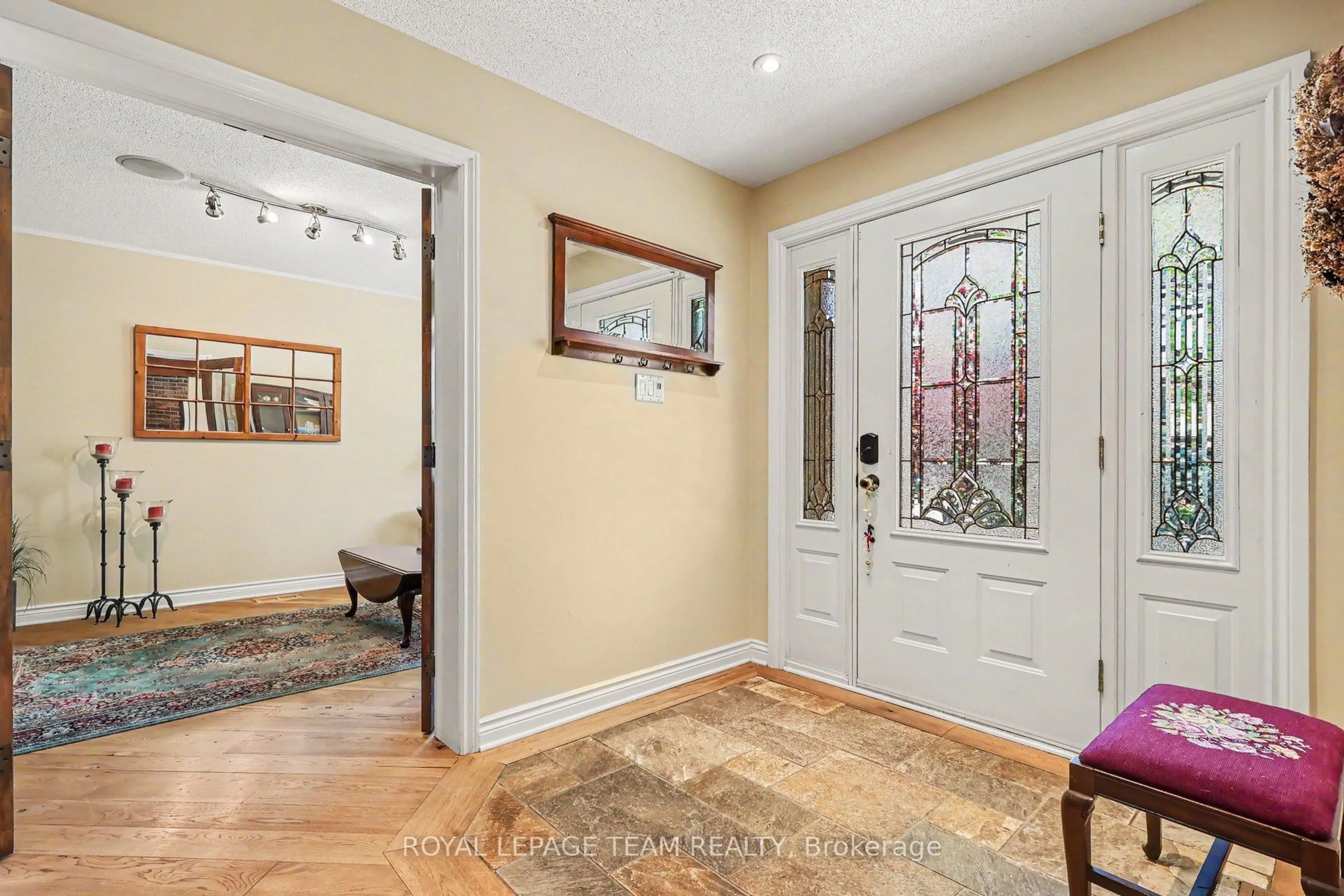 Indoor entryway for 70 Condor Dr, Ottawa Ontario K1V 9C2