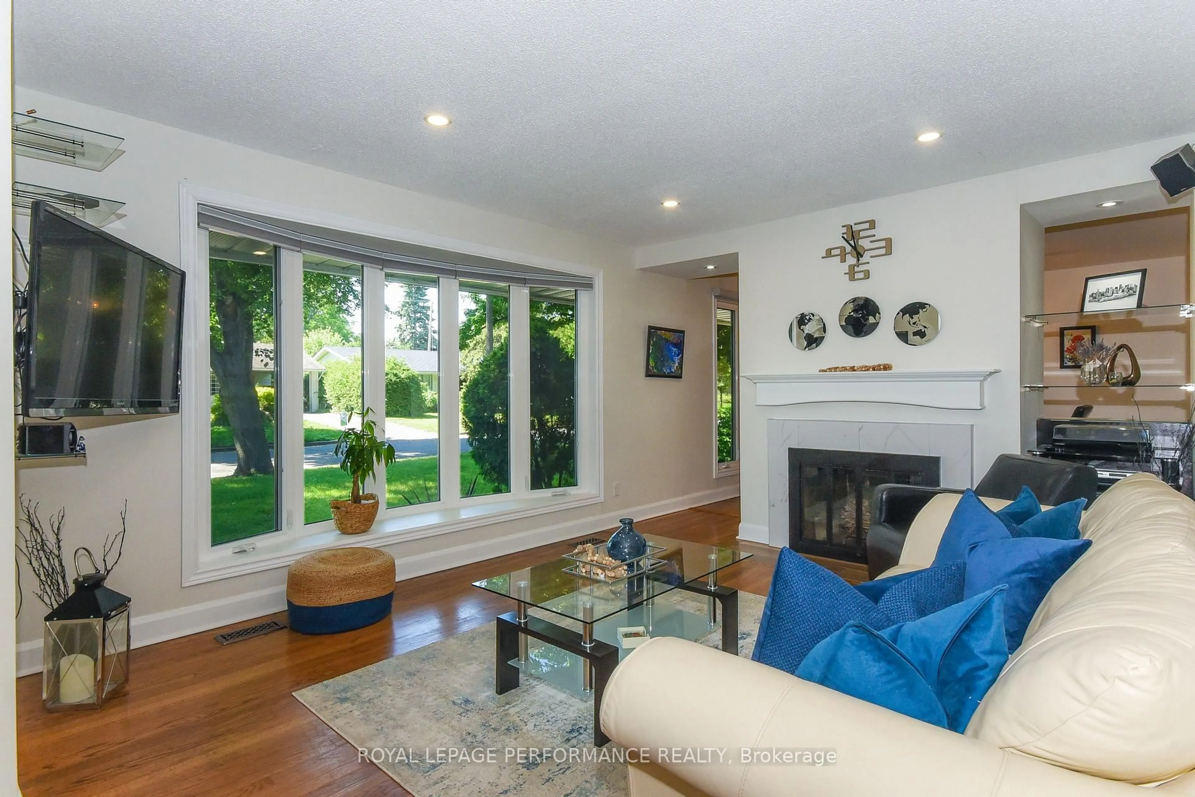 Living room with furniture, unknown for 839 Nicholson Ave, Ottawa Ontario K1V 6N4
