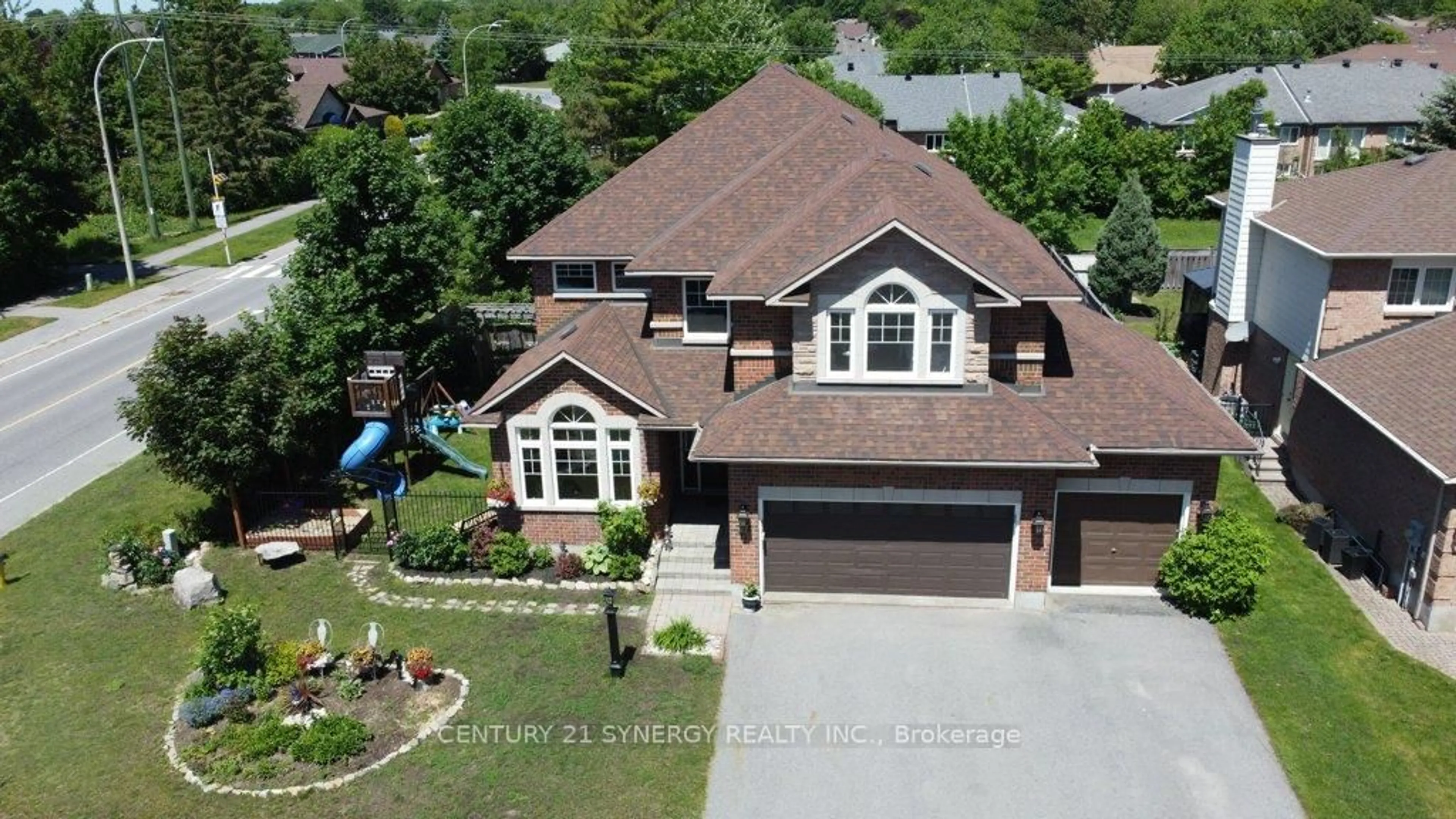 A pic from outside/outdoor area/front of a property/back of a property/a pic from drone, street for 37 Windfield Cres, Ottawa Ontario K2M 2B7