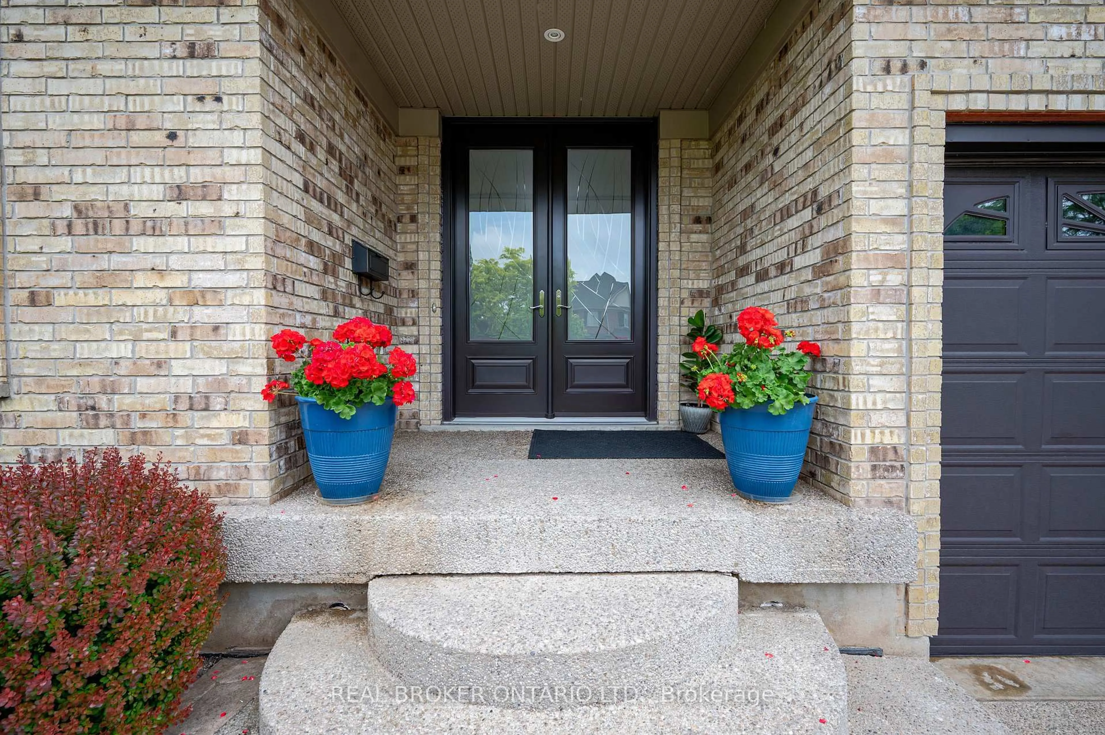 Indoor entryway for 114 Pennsylvania Cres, Kitchener Ontario N2P 2S6