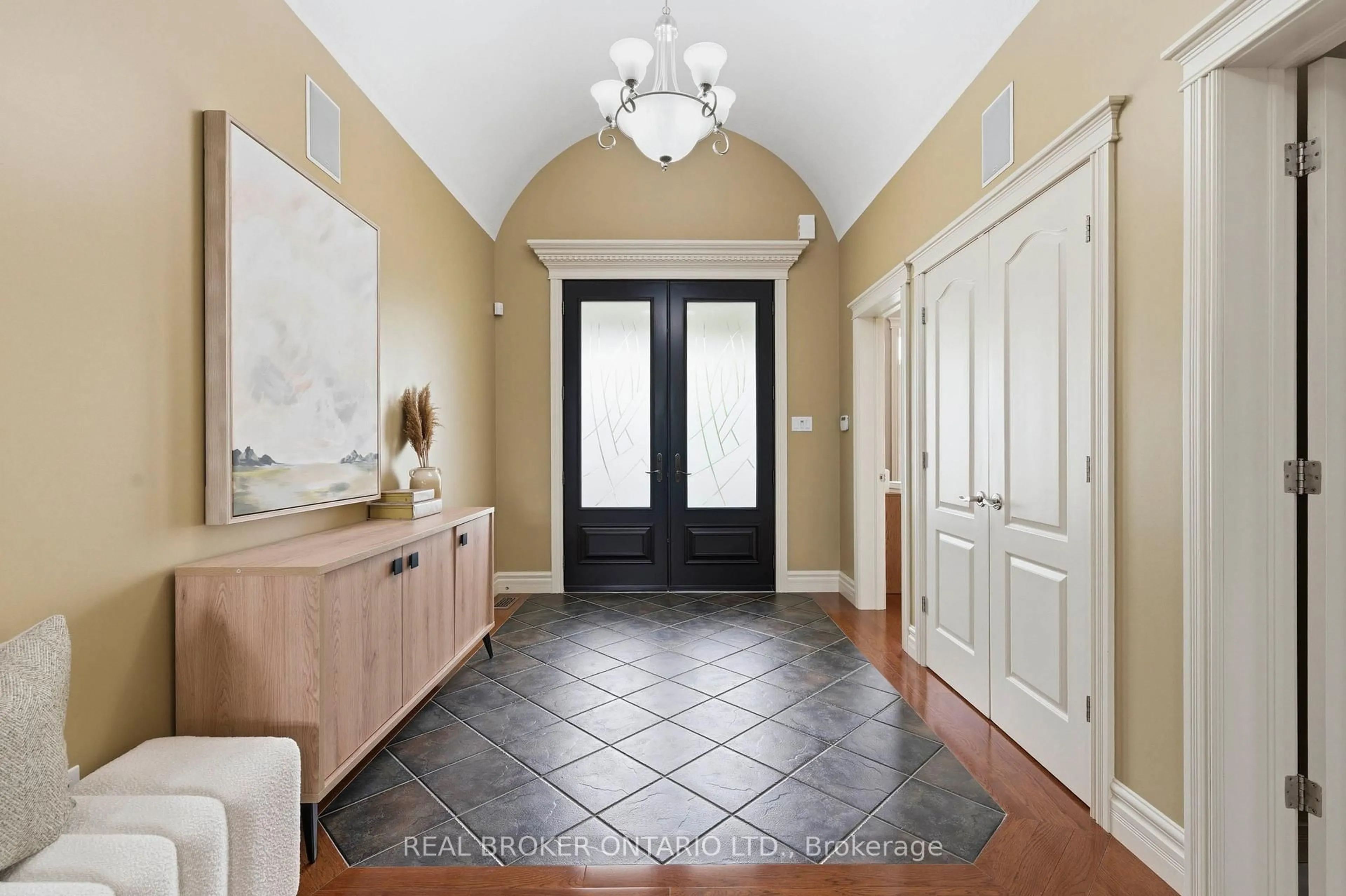 Indoor entryway for 114 Pennsylvania Cres, Kitchener Ontario N2P 2S6