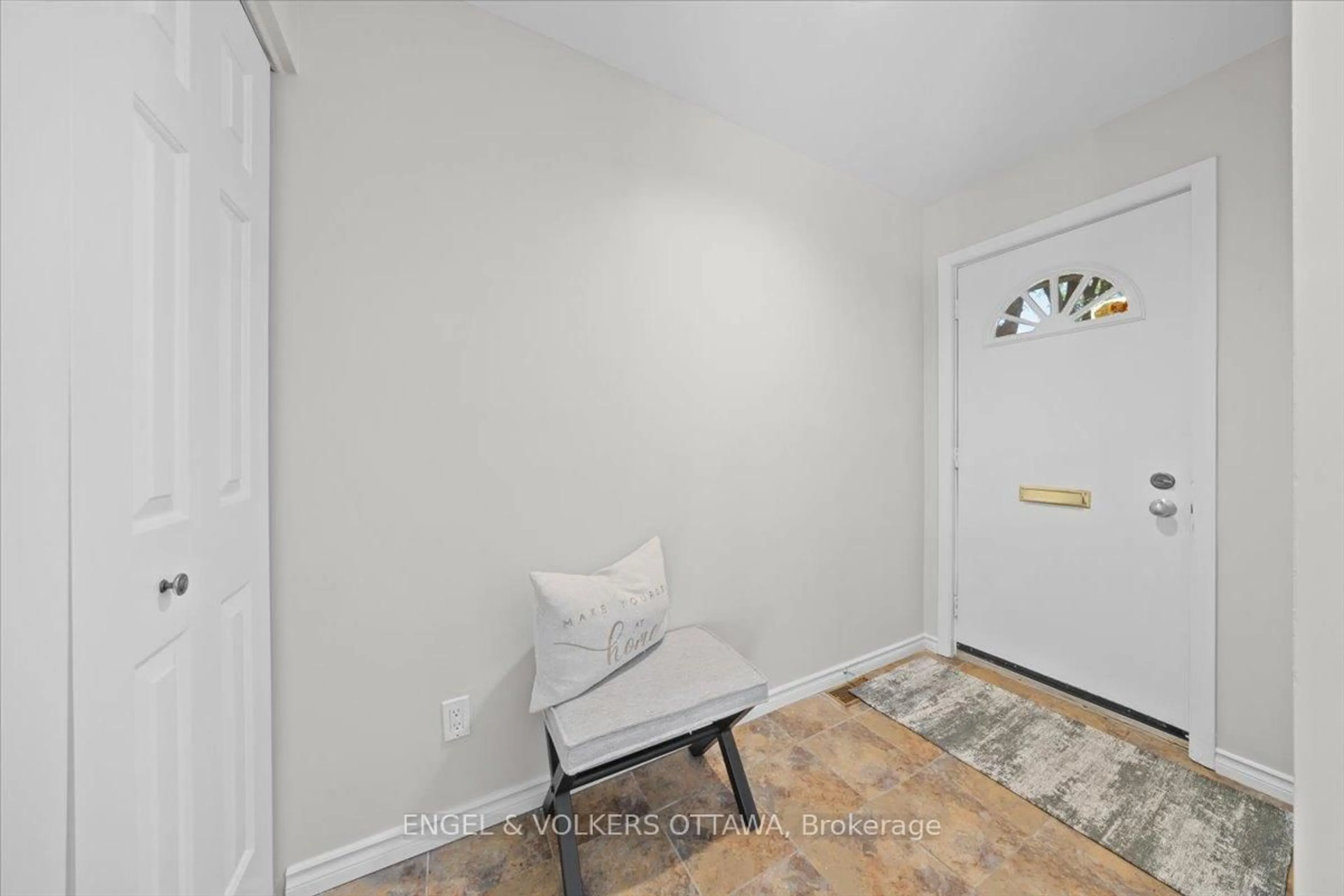 Indoor entryway for 72 Greenfield Ave #4, Ottawa Ontario K1S 0X7
