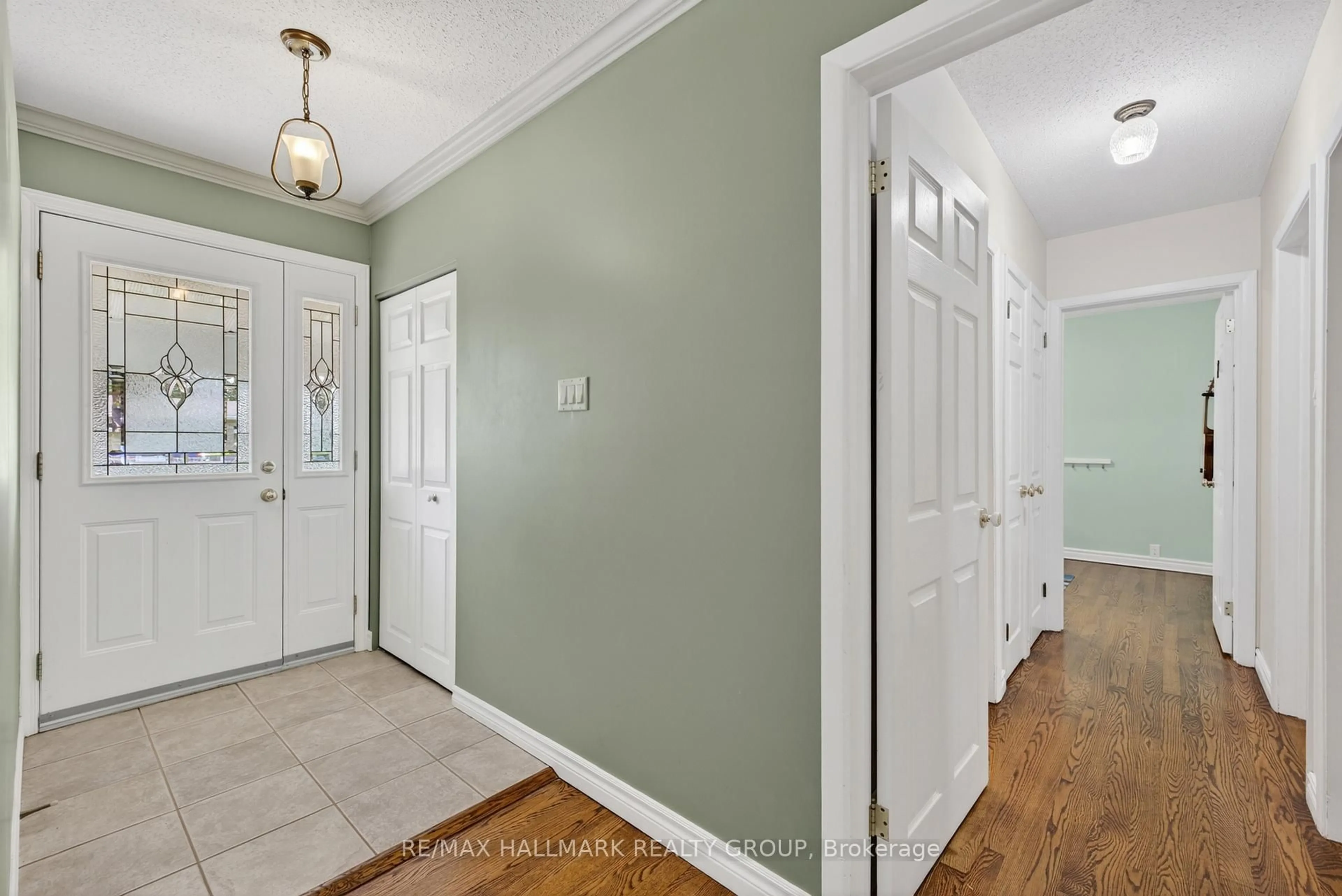 Indoor entryway for 53 Farlane Blvd, Ottawa Ontario K2E 5H3