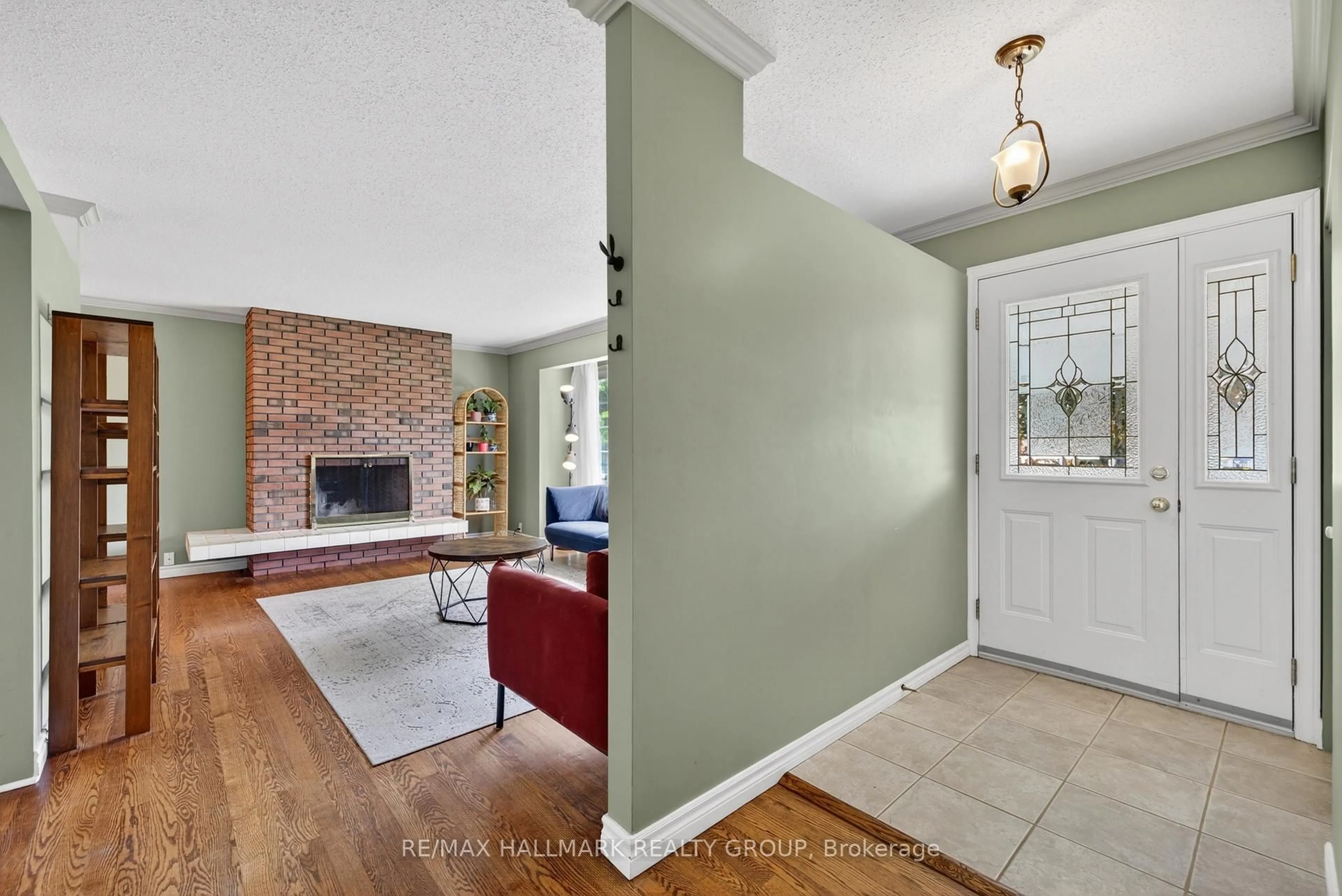 Indoor entryway for 53 Farlane Blvd, Ottawa Ontario K2E 5H3