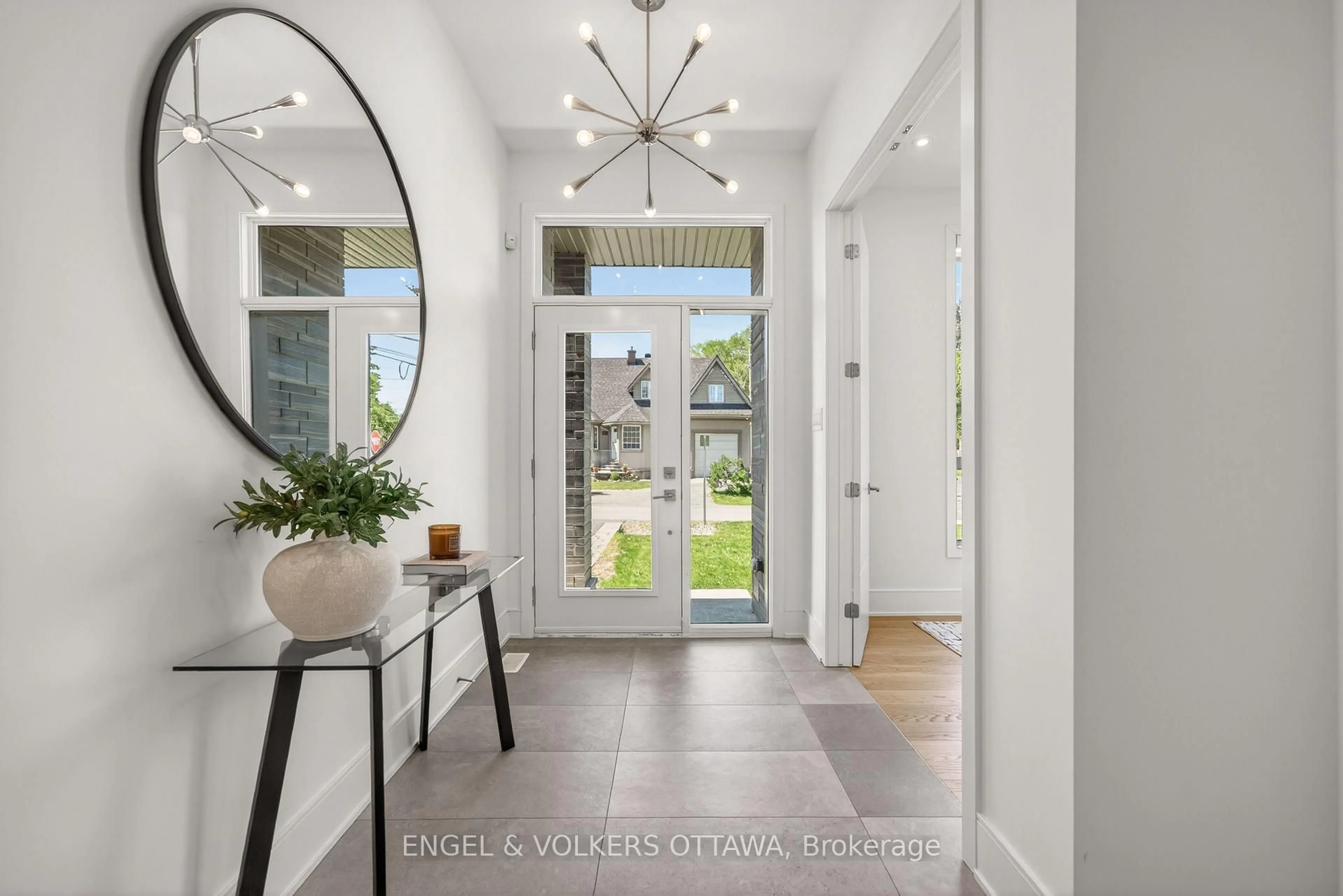 Indoor entryway for 102 Granton Ave, Ottawa Ontario K2G 1X5