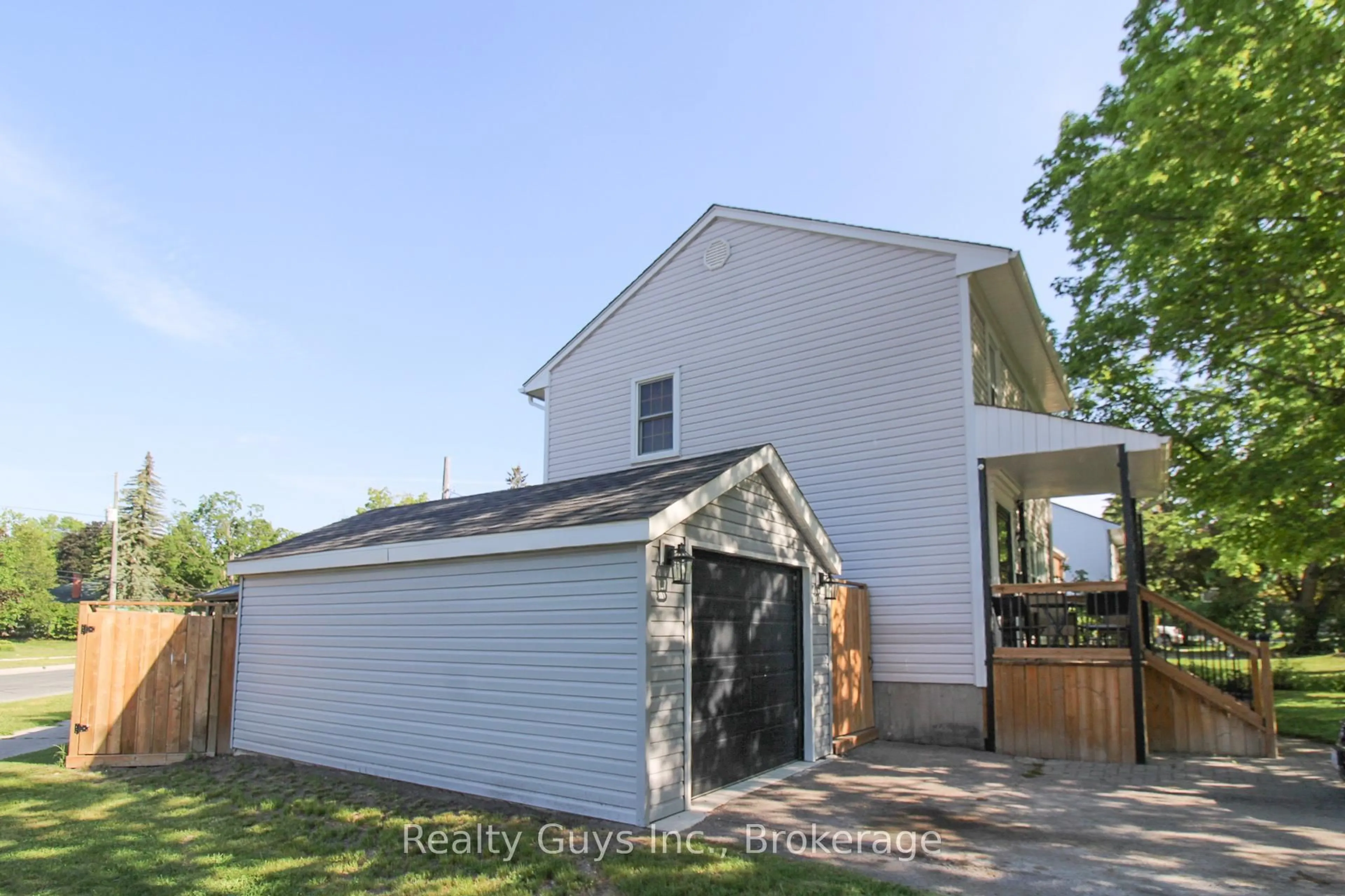 A pic from outside/outdoor area/front of a property/back of a property/a pic from drone, street for 727 Chesterfield Ave, Peterborough Ontario K9H 4Y1