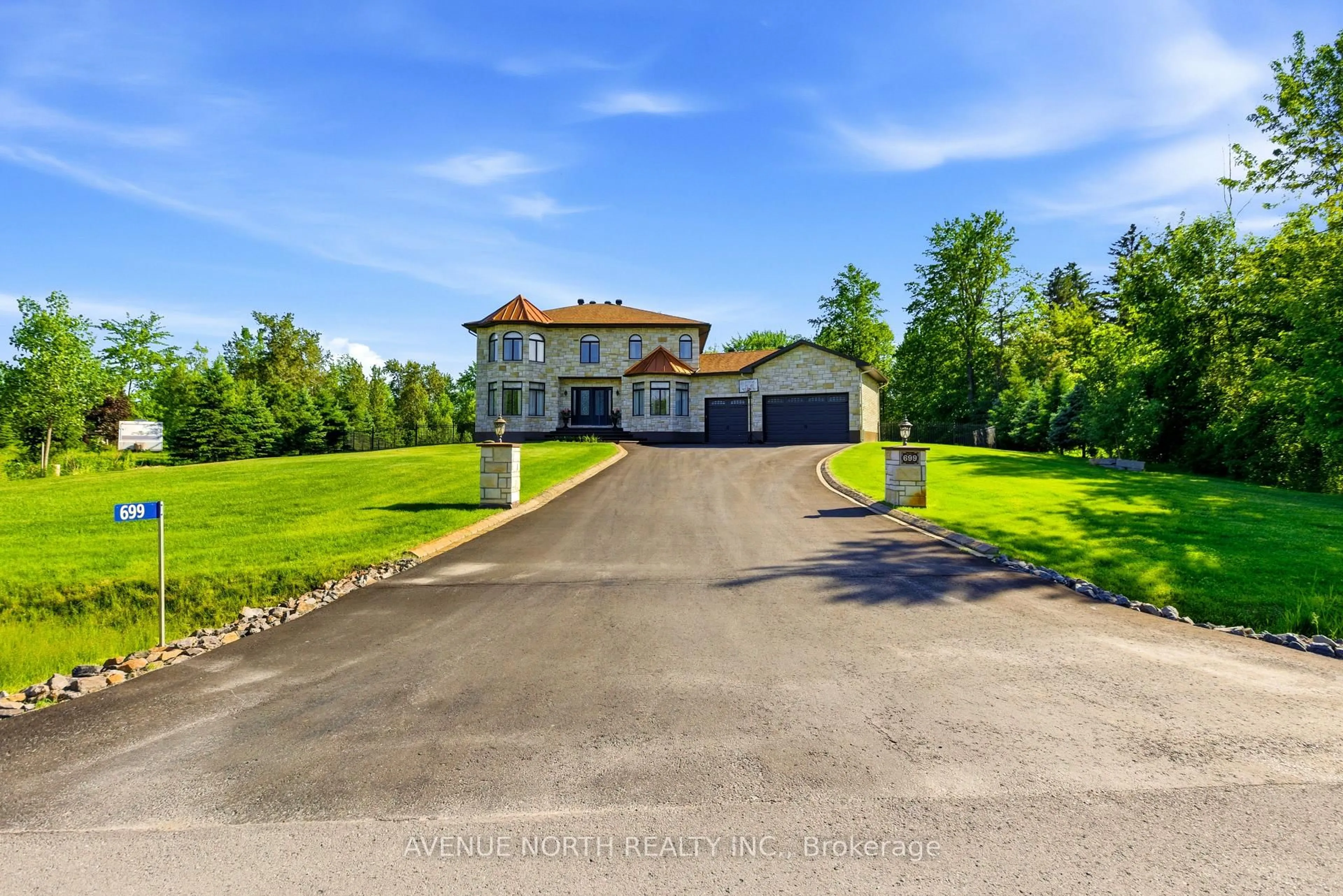 A pic from outside/outdoor area/front of a property/back of a property/a pic from drone, street for 699 Ballycastle Cres, Ottawa Ontario K1X 0A4