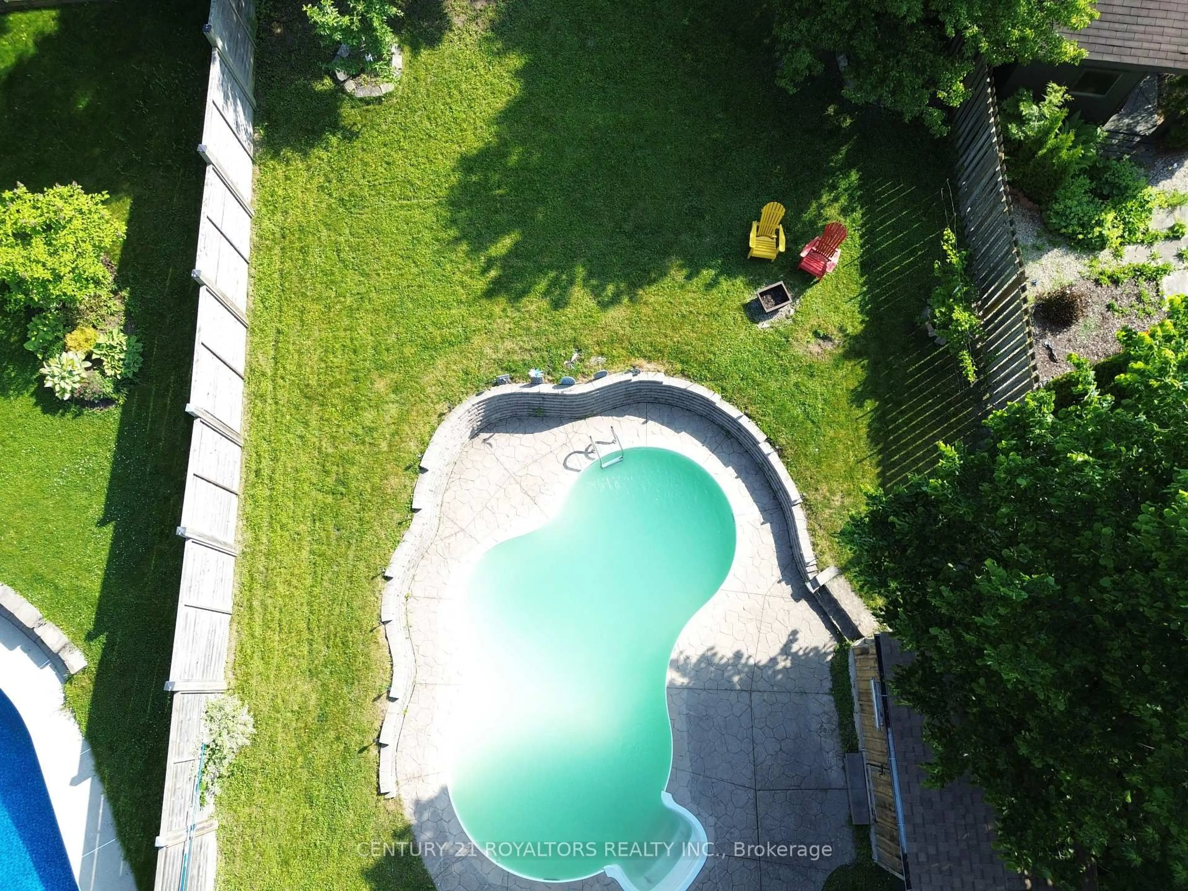 A pic from outside/outdoor area/front of a property/back of a property/a pic from drone, street for 674 CHIDDINGTON Ave, London South Ontario N6C 2W7