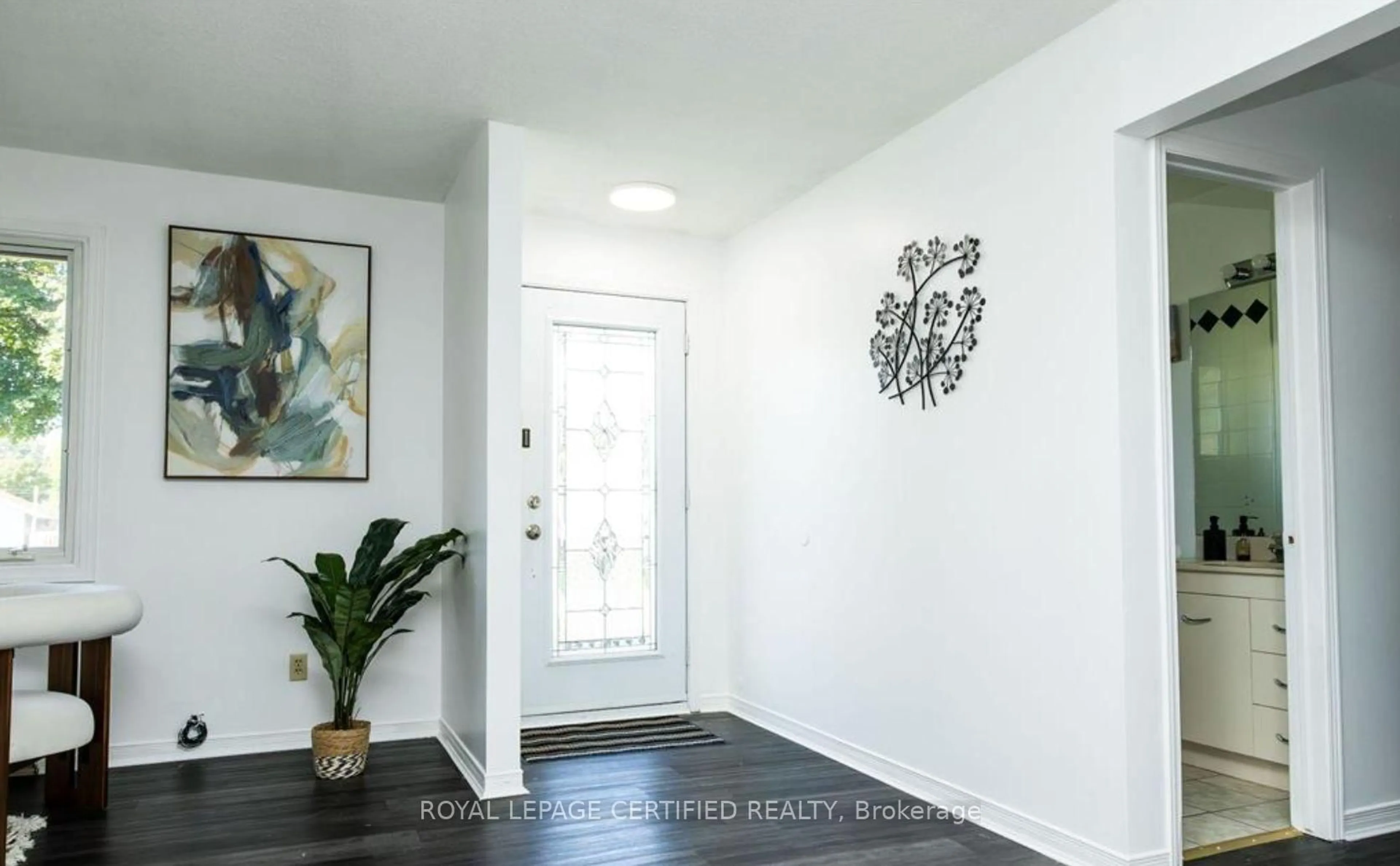 Indoor entryway for 1089 ROY Ave, Cornwall Ontario K6H 4C2