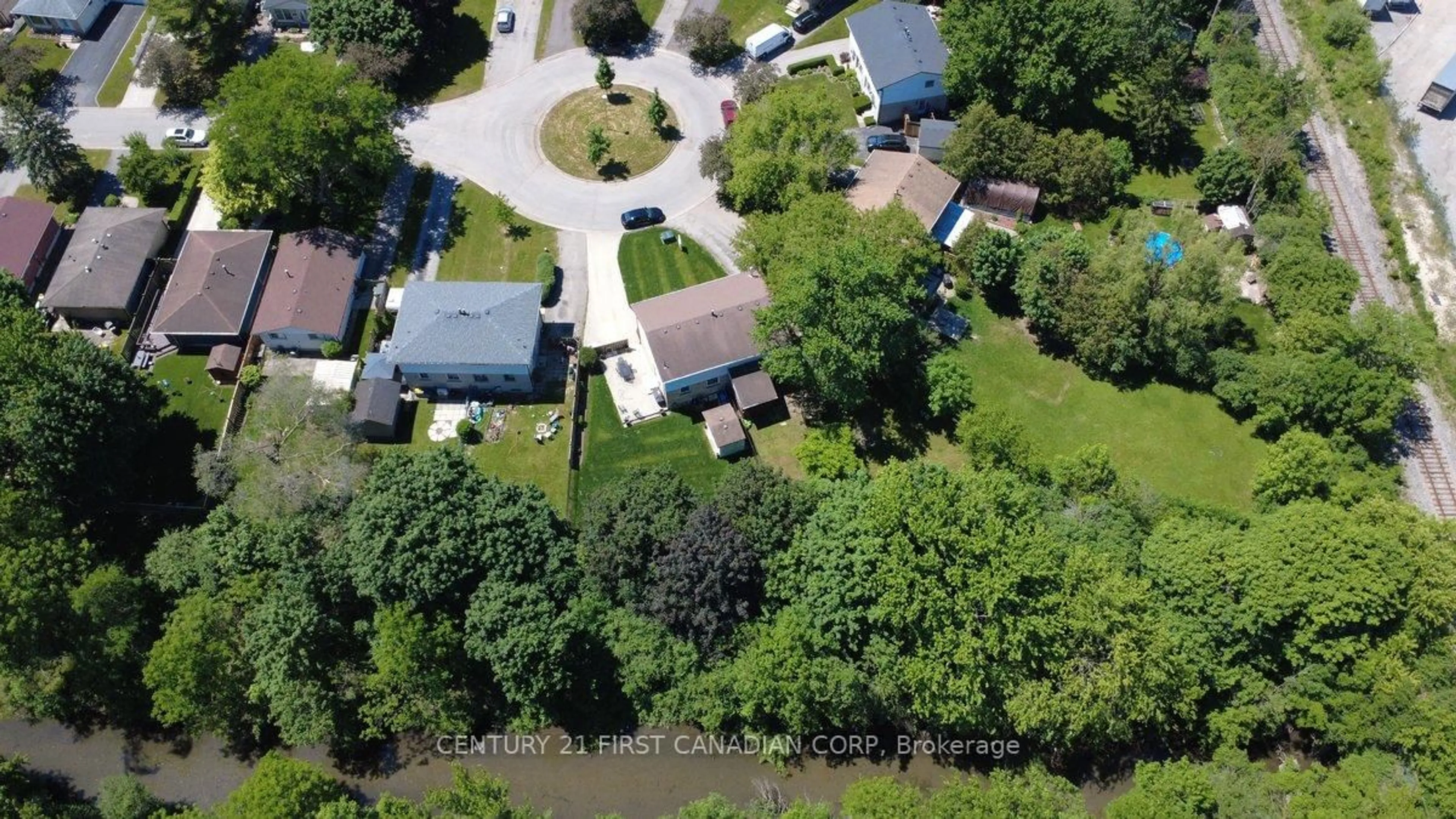 A pic from outside/outdoor area/front of a property/back of a property/a pic from drone, street for 40 Culver Crt, London East Ontario N5V 3E8