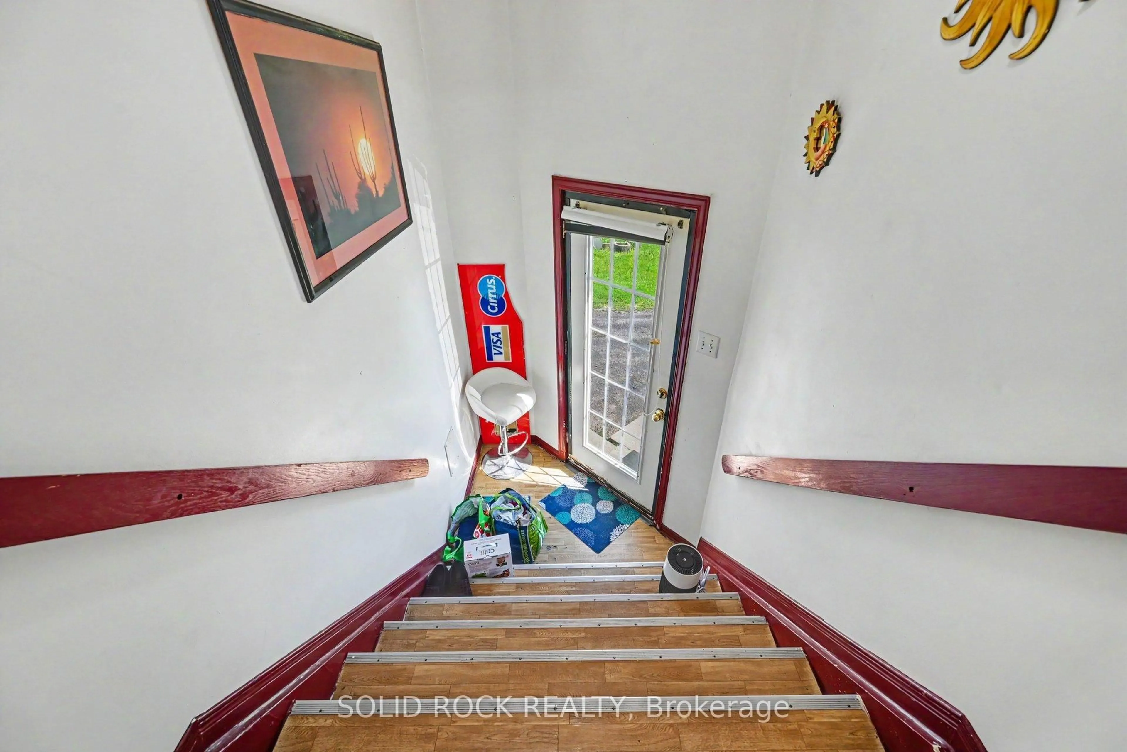 Indoor foyer for 530 Mario St, Hawkesbury Ontario K6A 3V4