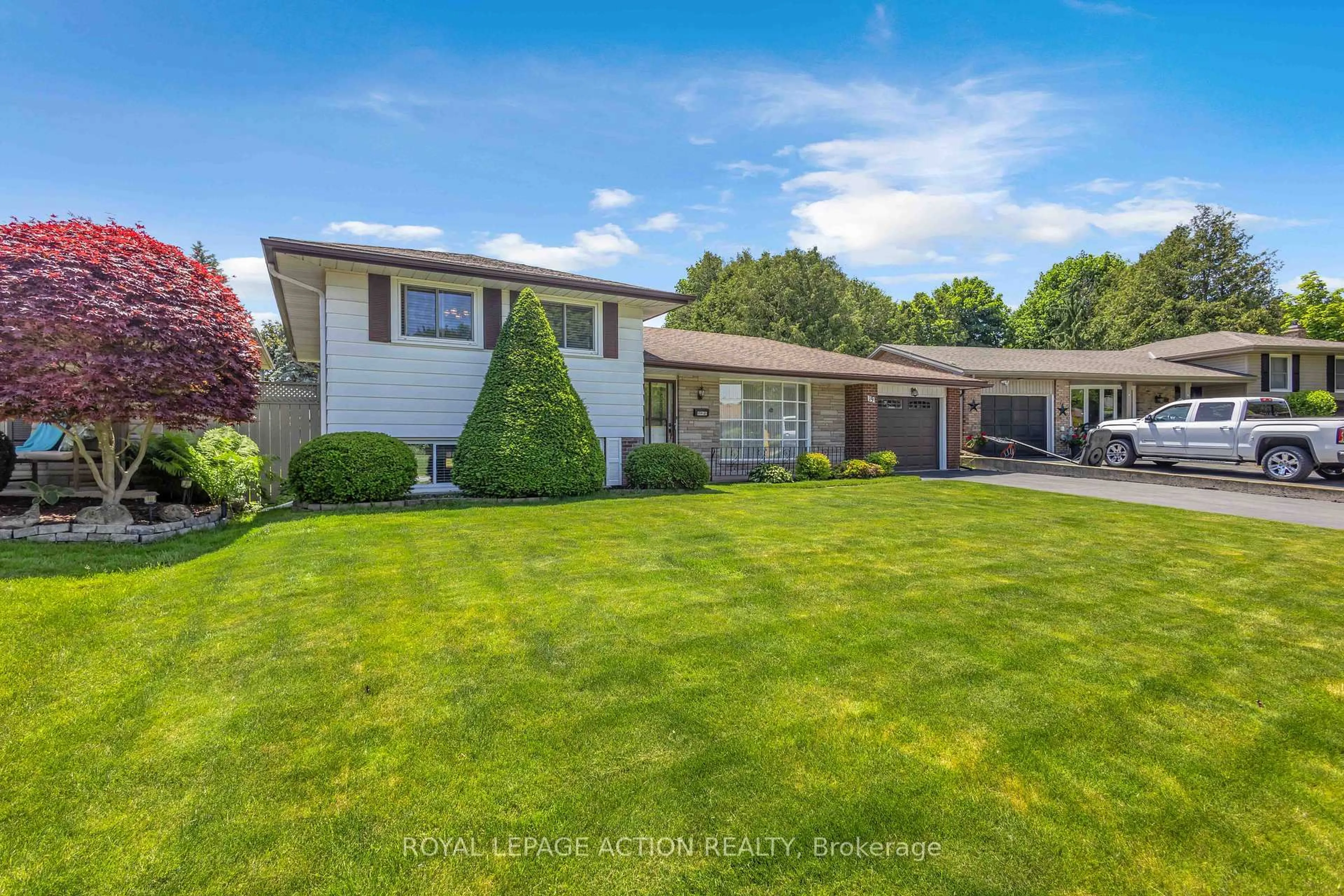 A pic from outside/outdoor area/front of a property/back of a property/a pic from drone, unknown for 19 Pippin Dr, Brantford Ontario N3R 5V8