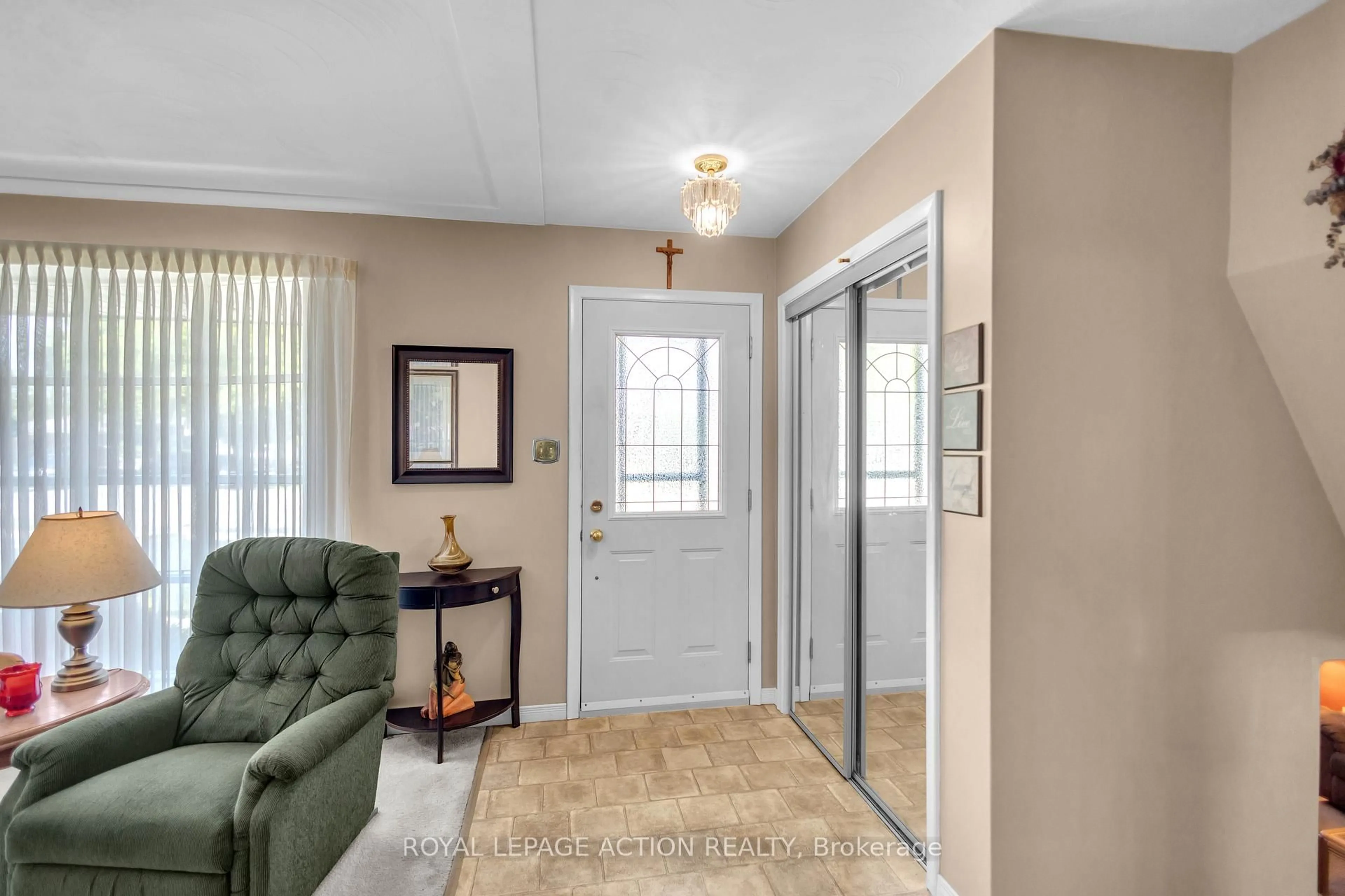 Indoor entryway for 19 Pippin Dr, Brantford Ontario N3R 5V8