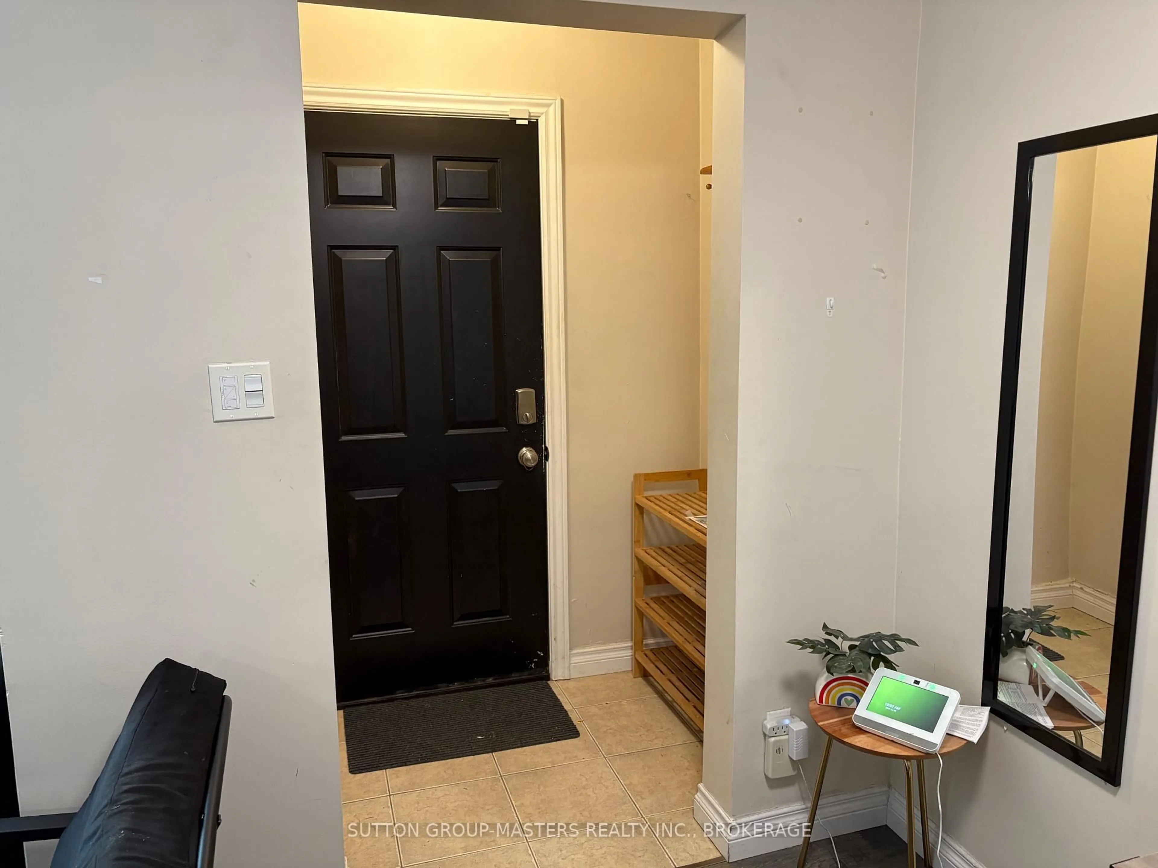Indoor entryway for 380 BARRIE St, Kingston Ontario K7K 3T4