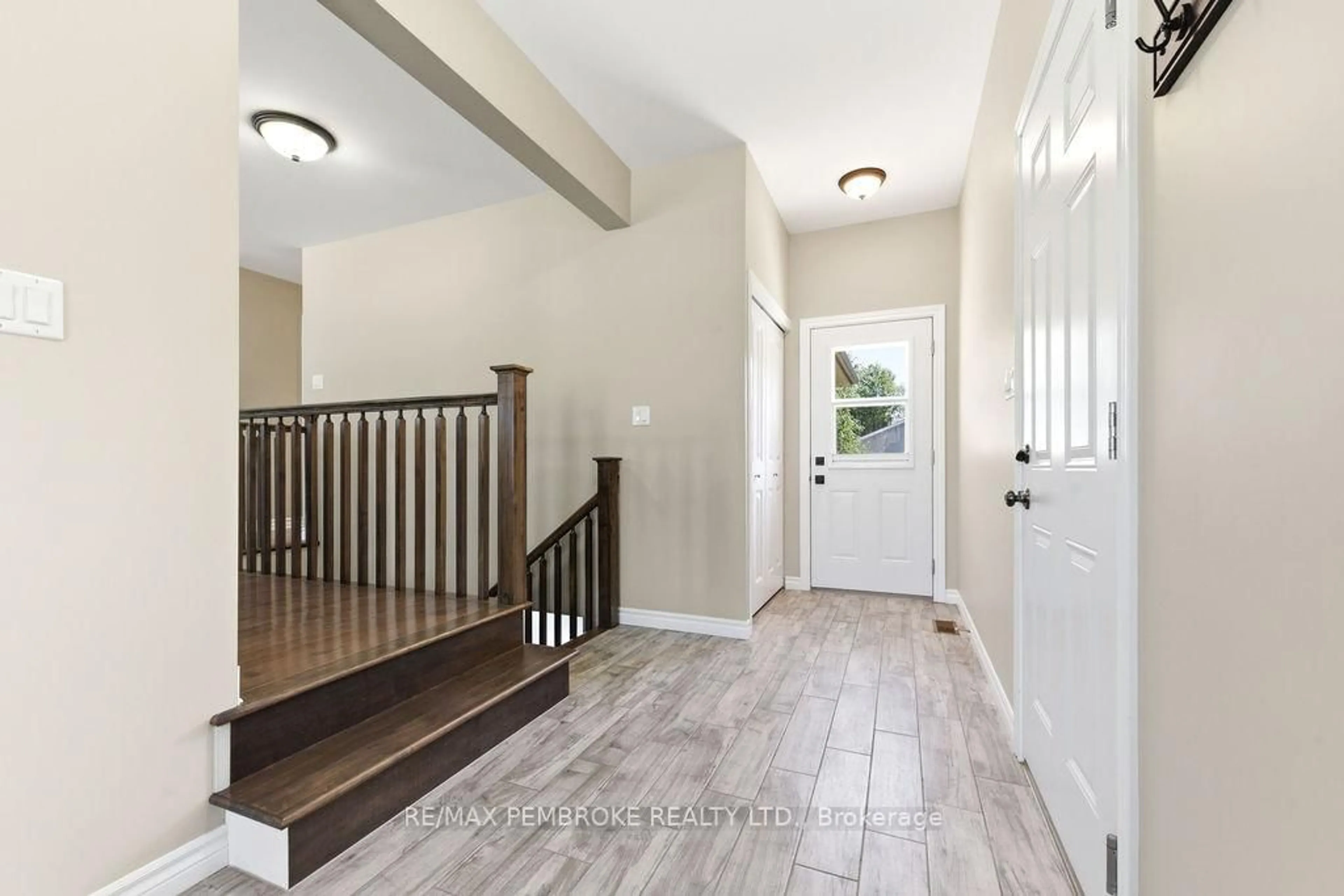 Indoor entryway for 74 Oak Ave, Petawawa Ontario K8H 0B5