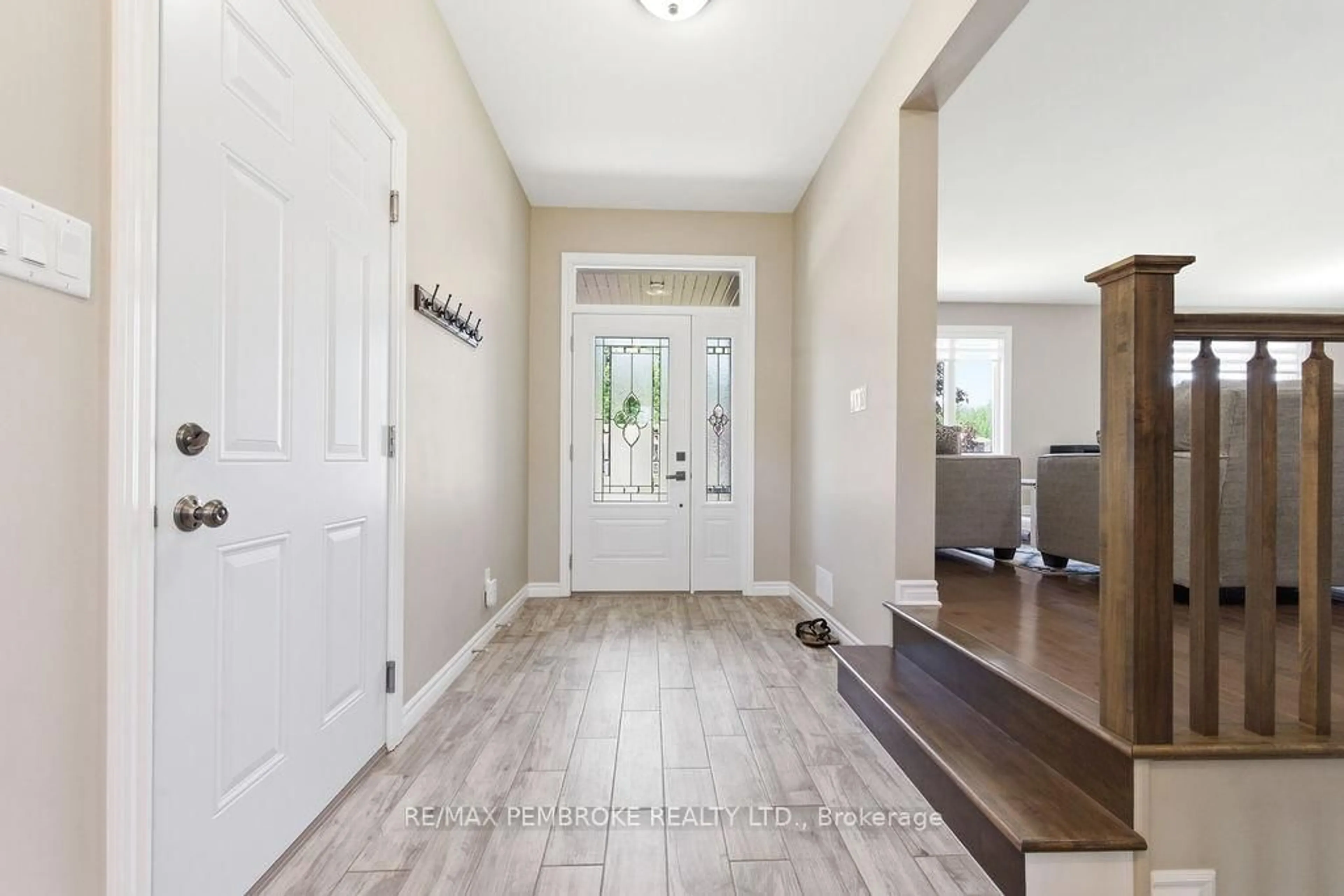 Indoor entryway for 74 Oak Ave, Petawawa Ontario K8H 0B5