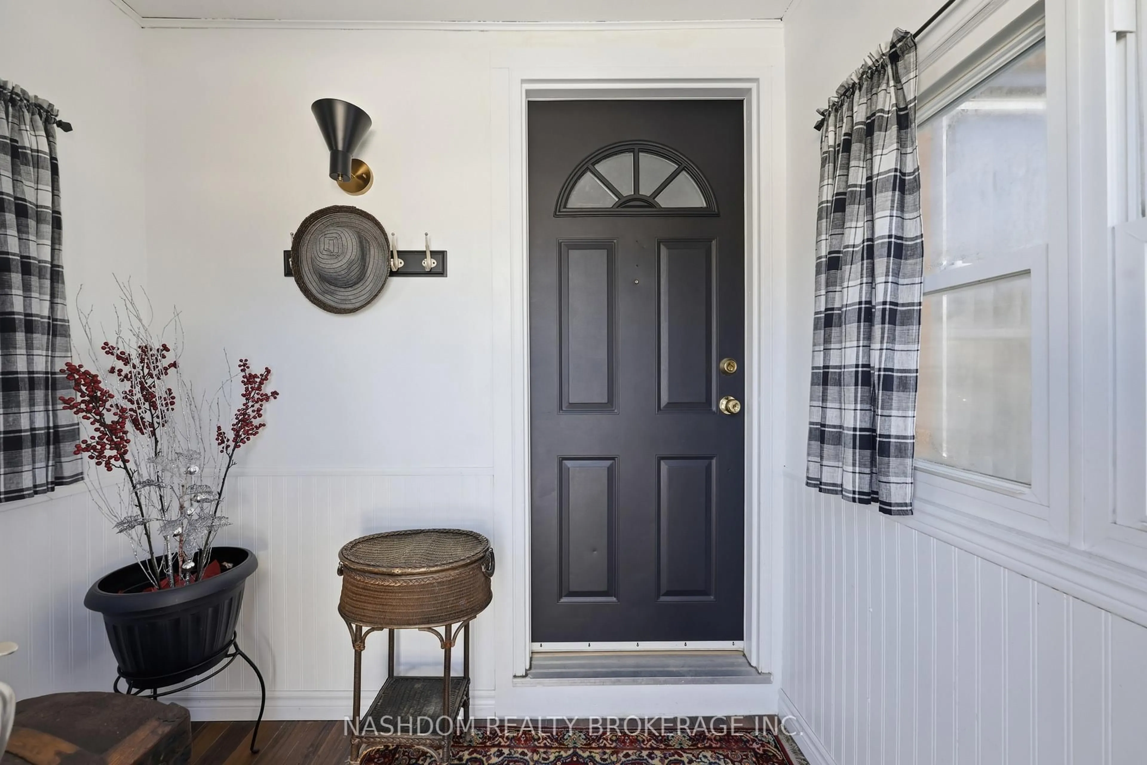 Indoor entryway for 31 Hunter St, Hamilton Ontario L9H 1E5