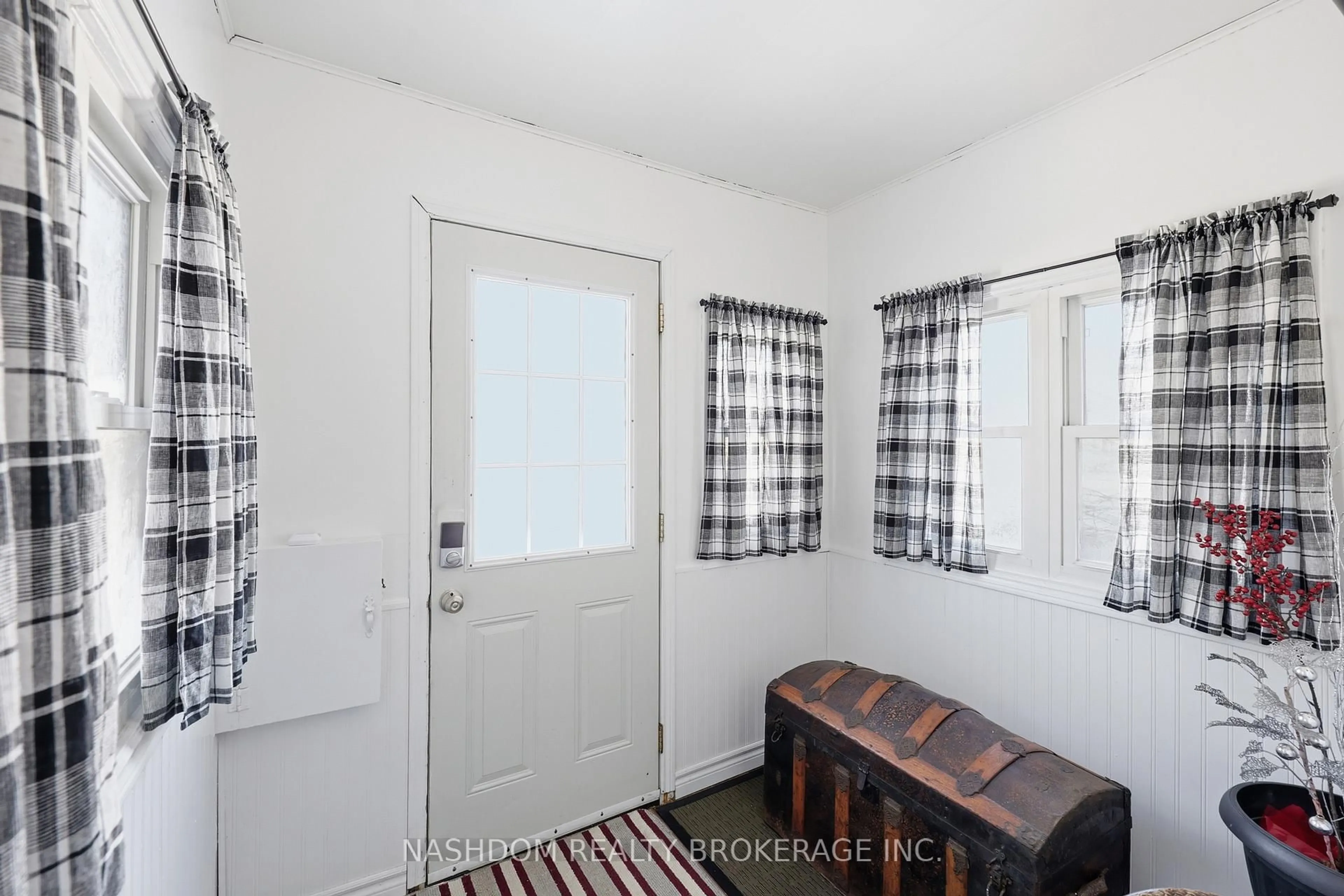 A pic of a room for 31 Hunter St, Hamilton Ontario L9H 1E5