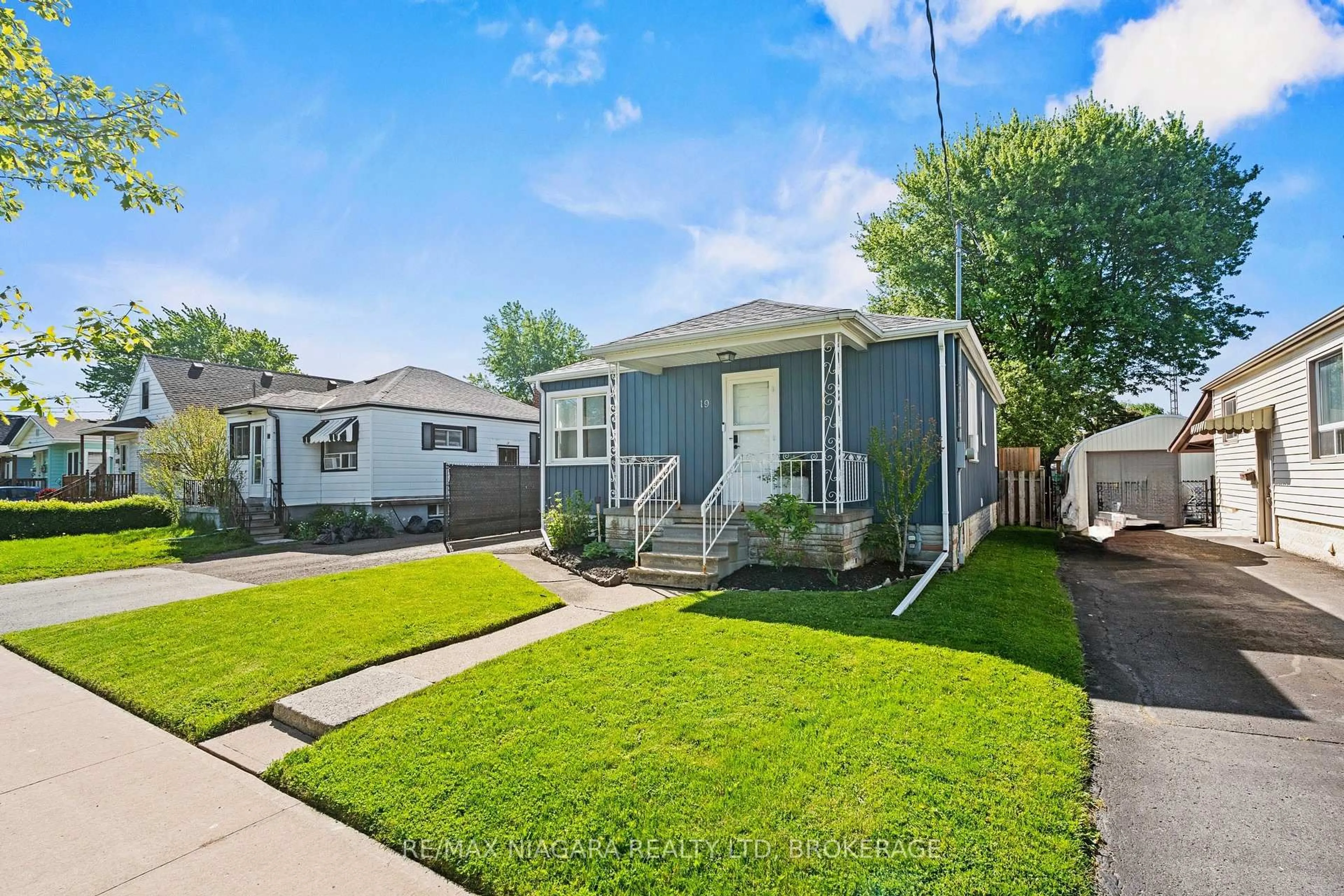 Home with vinyl exterior material, street for 19 BRIDGE St, St. Catharines Ontario L2S 2V7