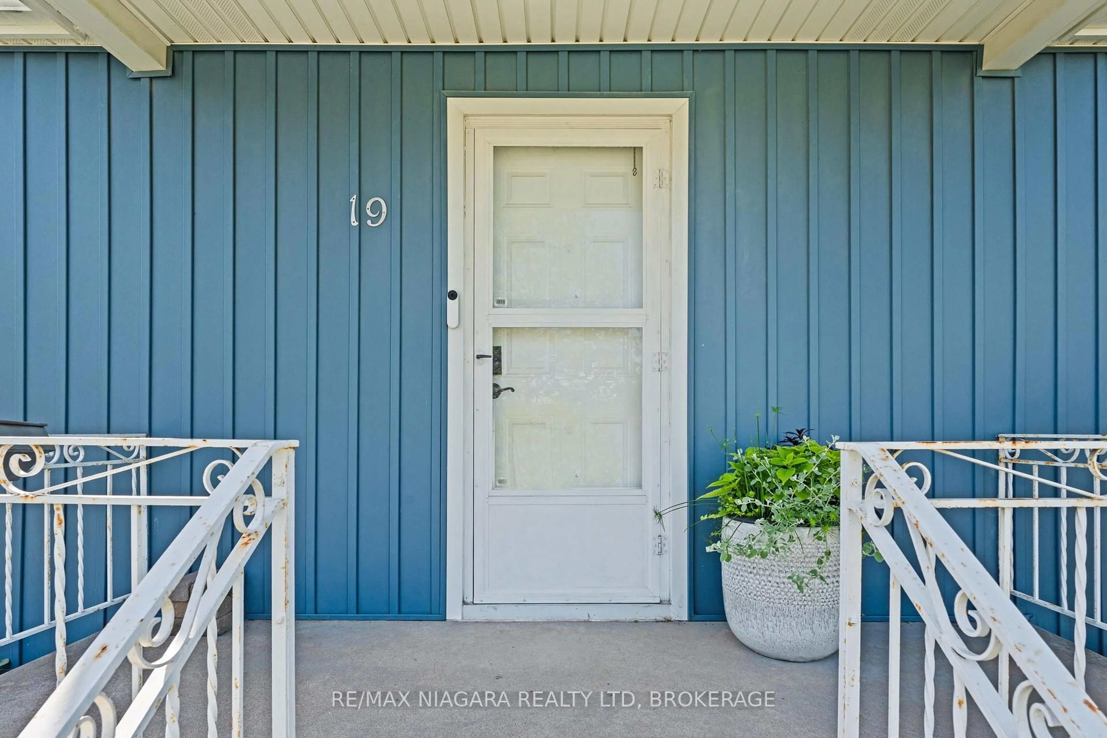 Indoor entryway for 19 BRIDGE St, St. Catharines Ontario L2S 2V7