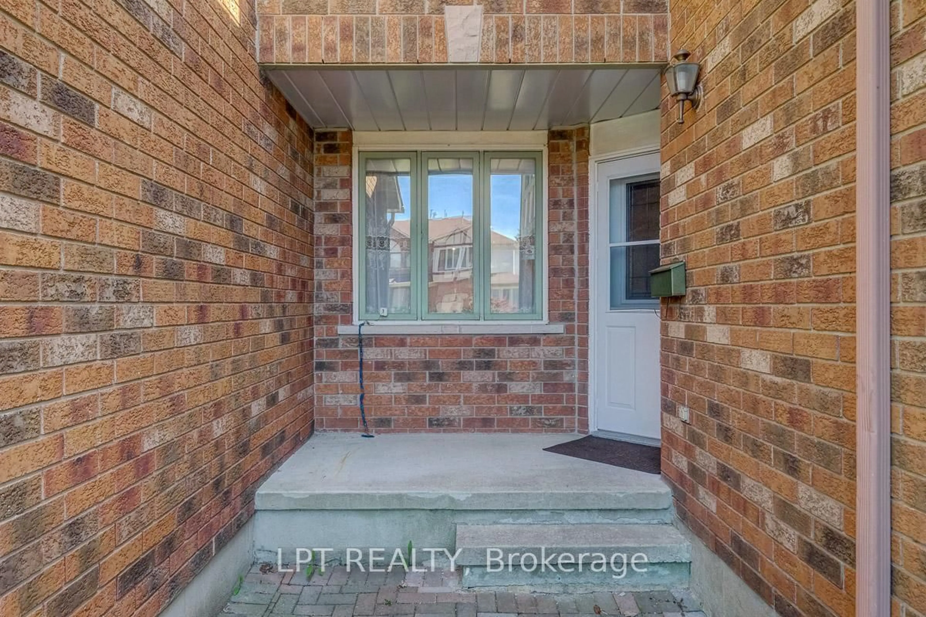 Indoor entryway for 72 Westpointe Cres, Ottawa Ontario K2G 5Y9