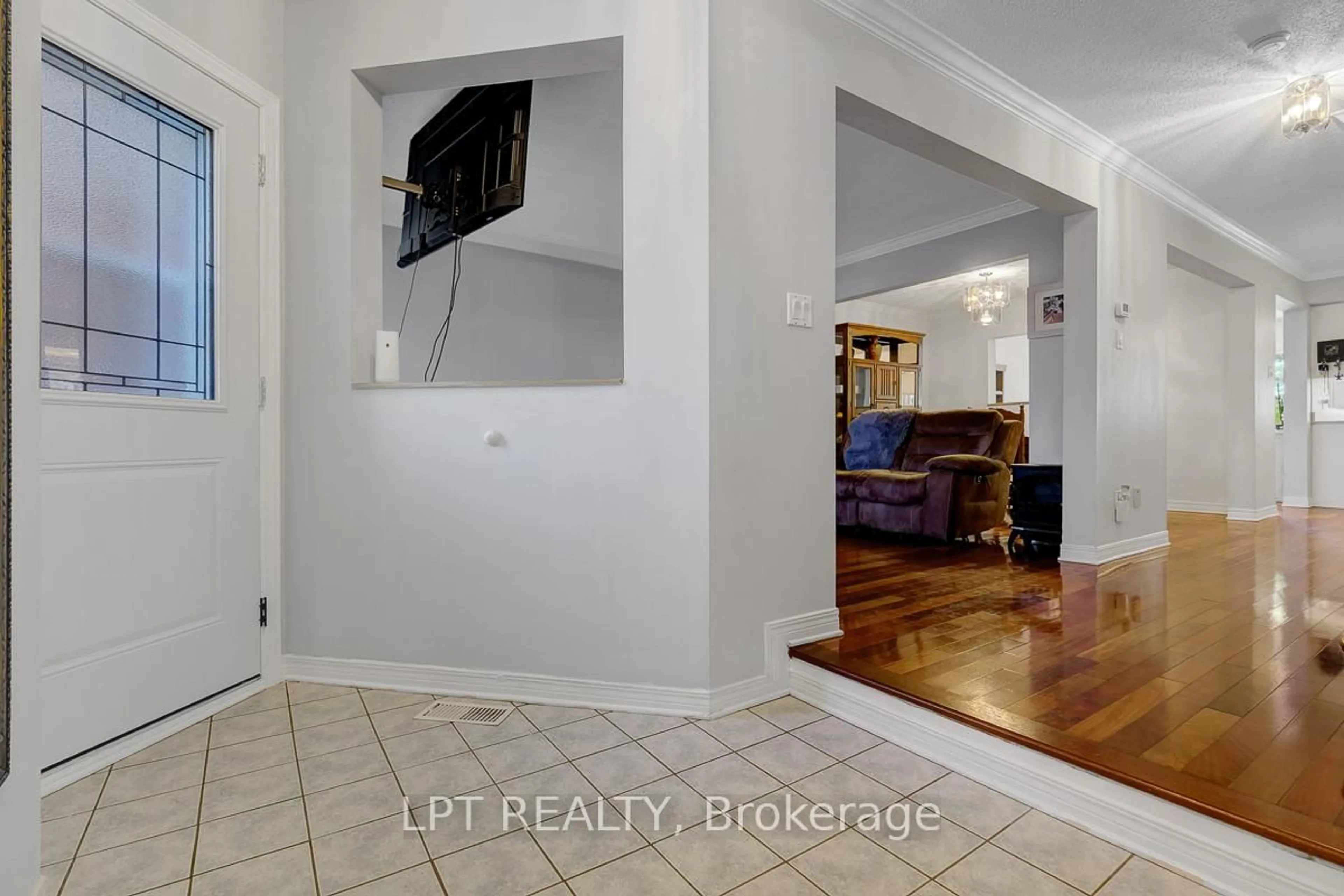 Indoor entryway for 72 Westpointe Cres, Ottawa Ontario K2G 5Y9