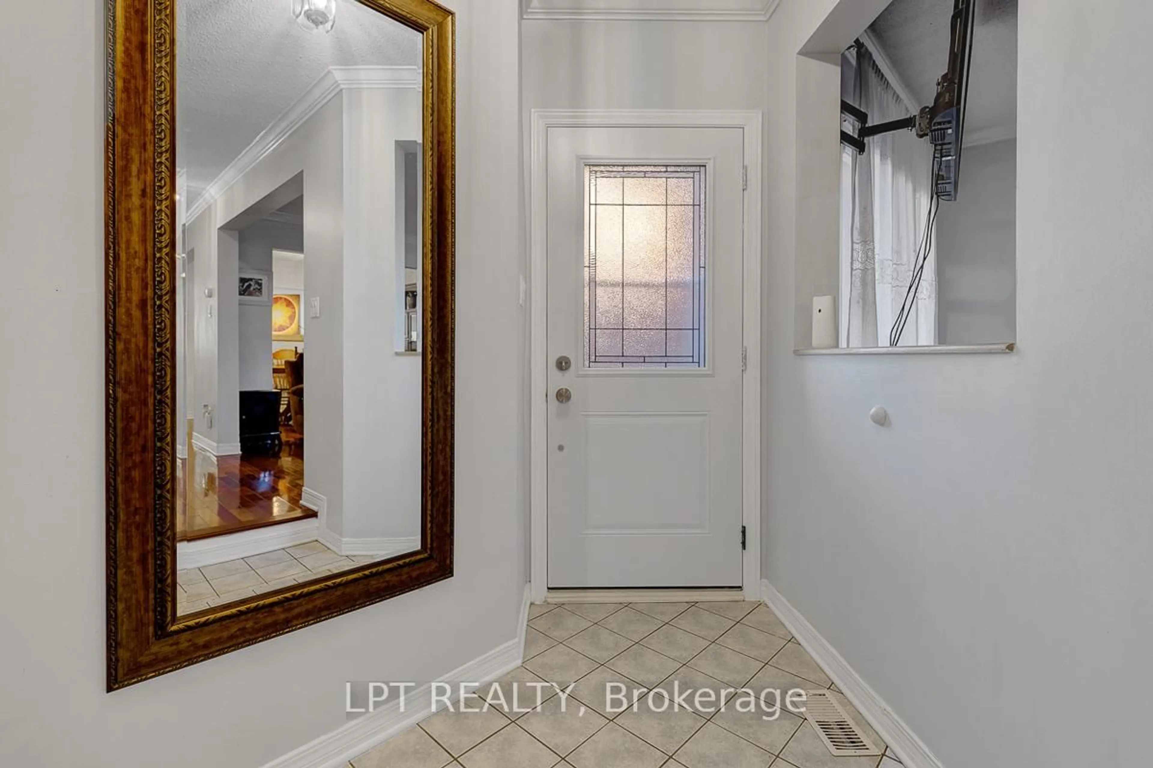 Indoor entryway for 72 Westpointe Cres, Ottawa Ontario K2G 5Y9