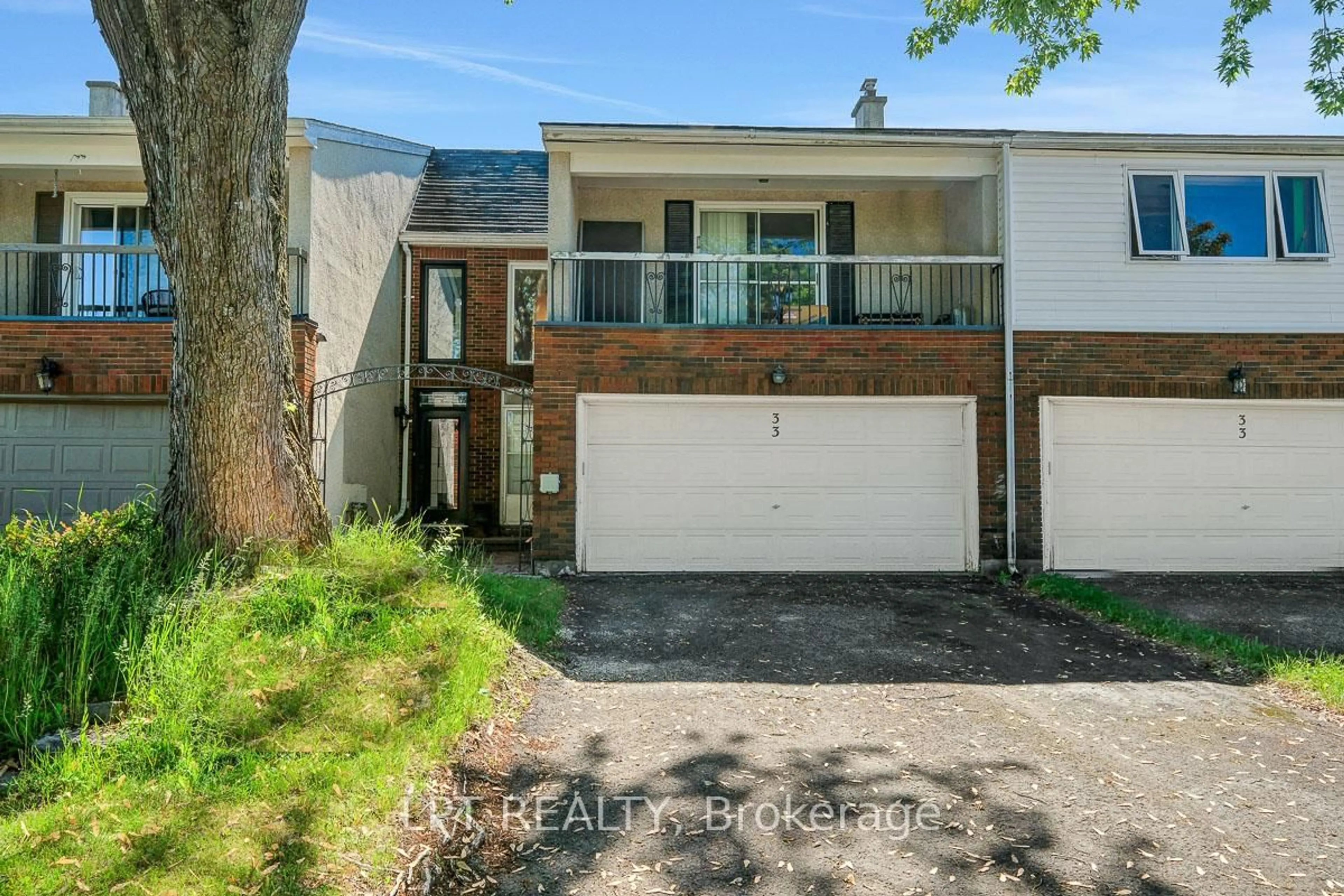 A pic from outside/outdoor area/front of a property/back of a property/a pic from drone, street for 33 Estelle Cres, Ottawa Ontario K2H 5W9