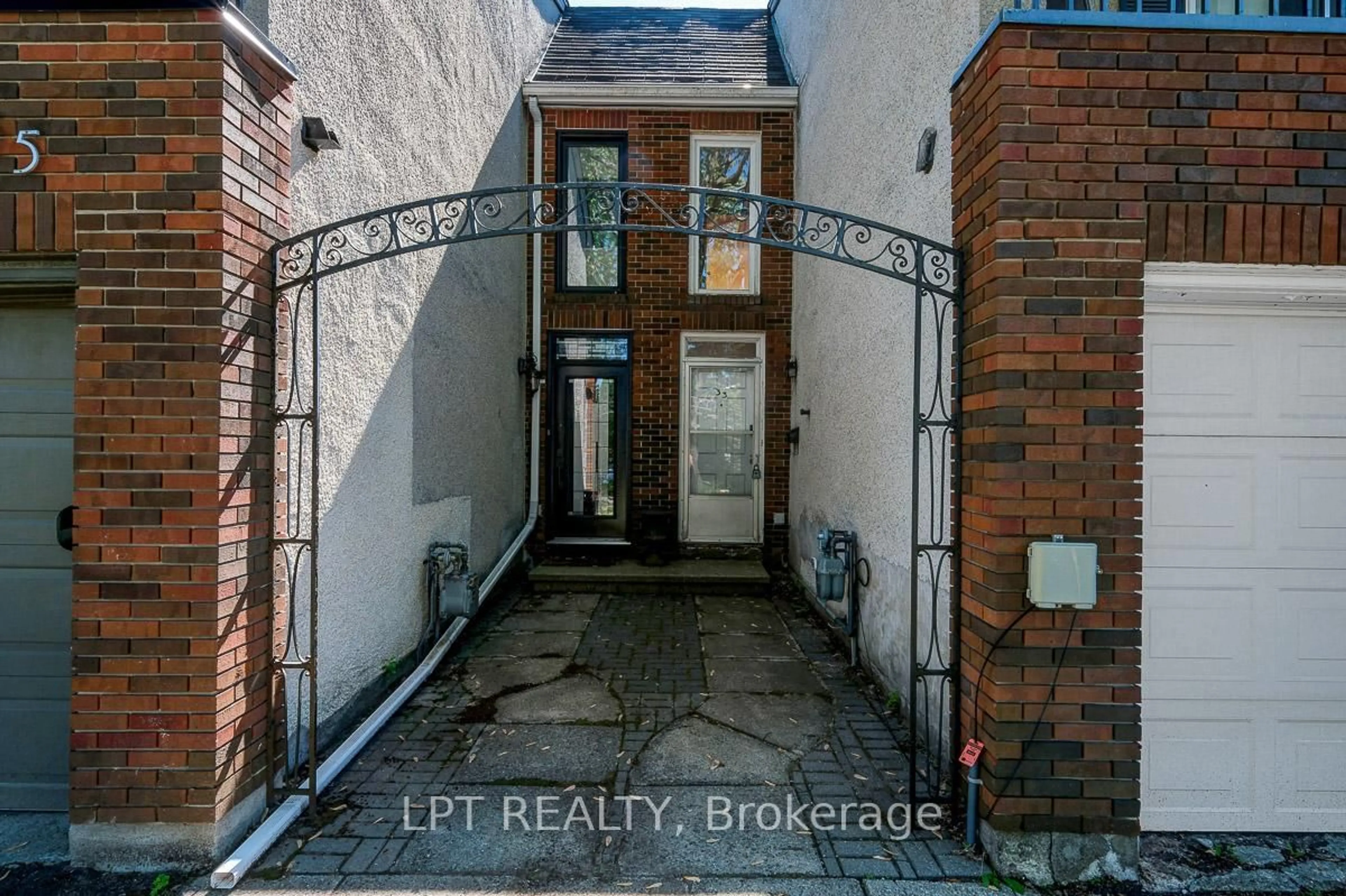A pic from outside/outdoor area/front of a property/back of a property/a pic from drone, street for 33 Estelle Cres, Ottawa Ontario K2H 5W9