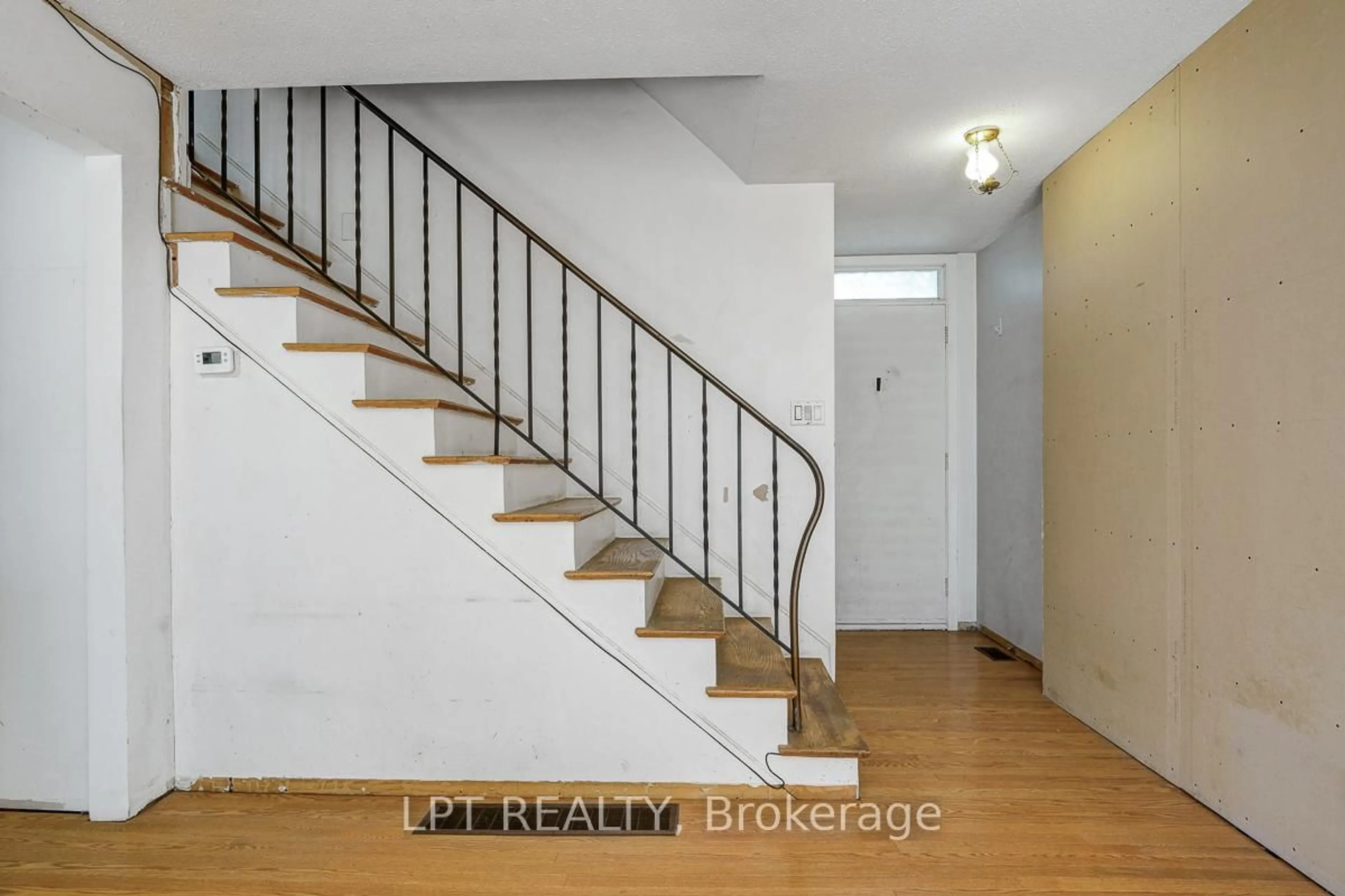 Stairs for 33 Estelle Cres, Ottawa Ontario K2H 5W9