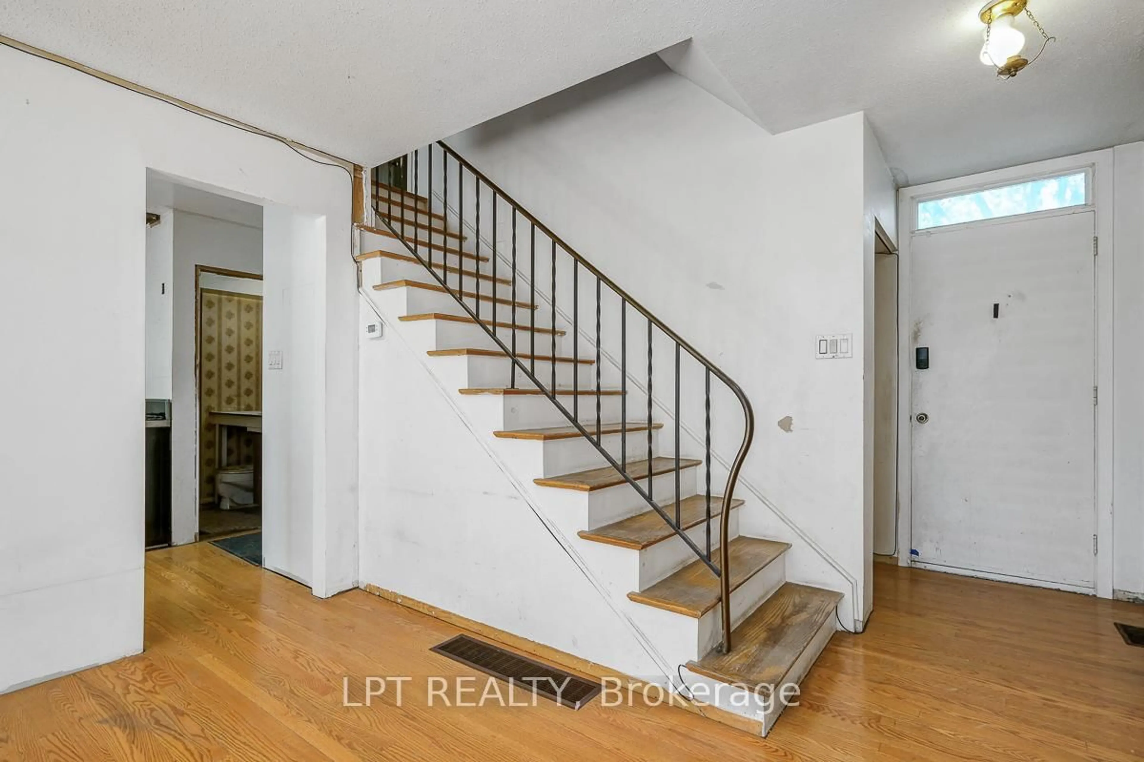 Stairs for 33 Estelle Cres, Ottawa Ontario K2H 5W9