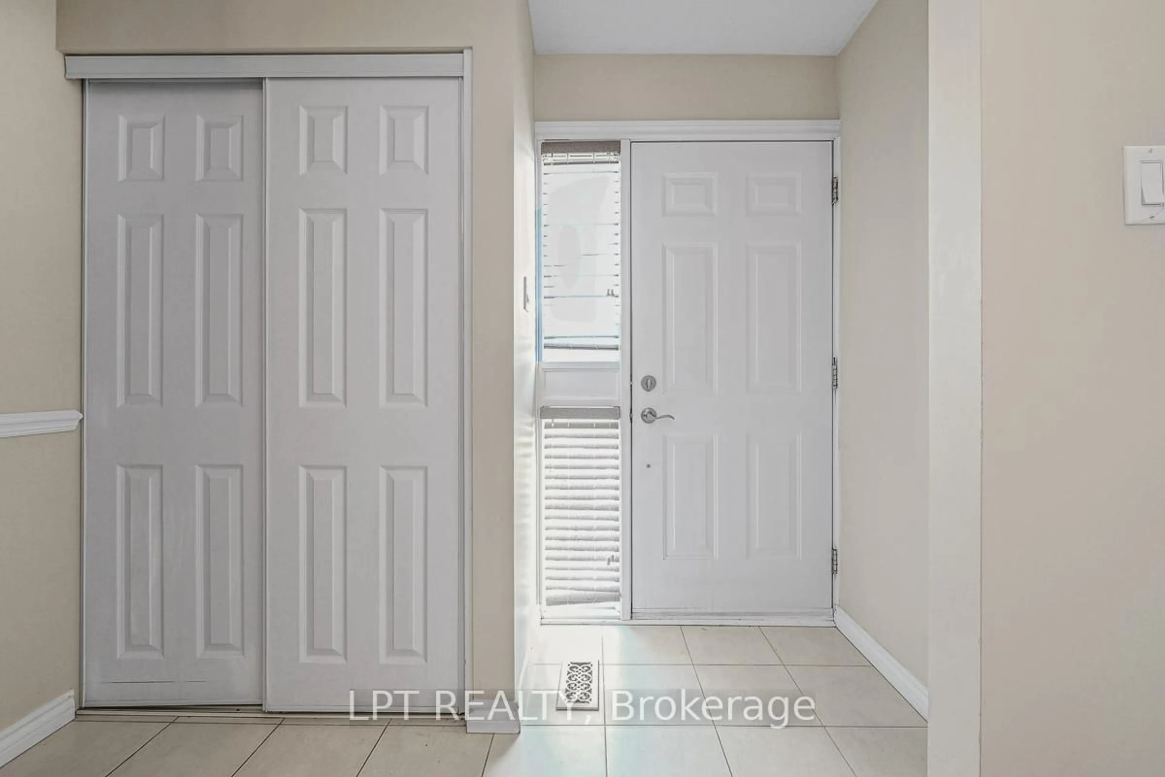 Indoor entryway for 3501 Aladdin Lane #1, Ottawa Ontario K1T 1E1