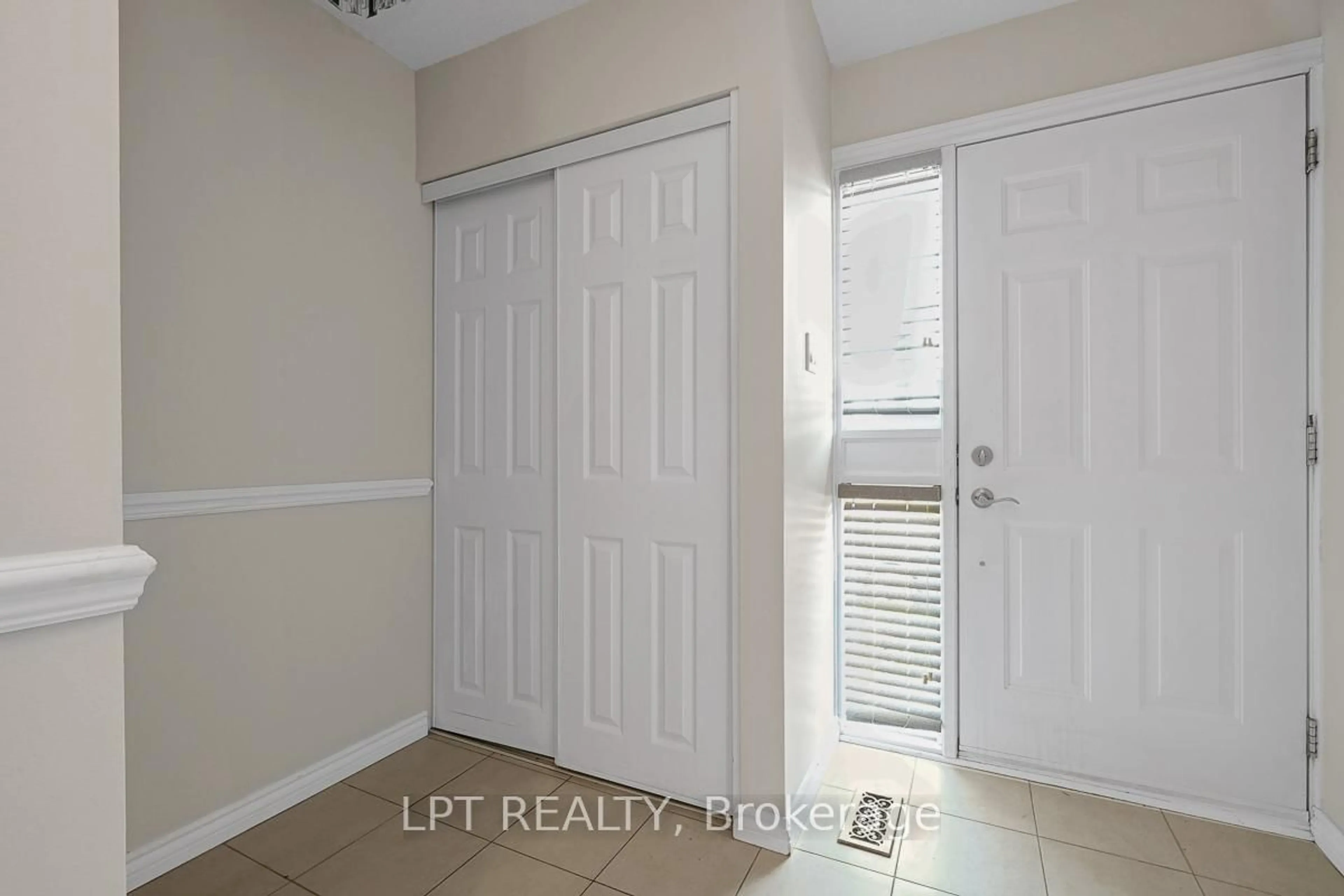 Indoor entryway for 3501 Aladdin Lane #1, Ottawa Ontario K1T 1E1