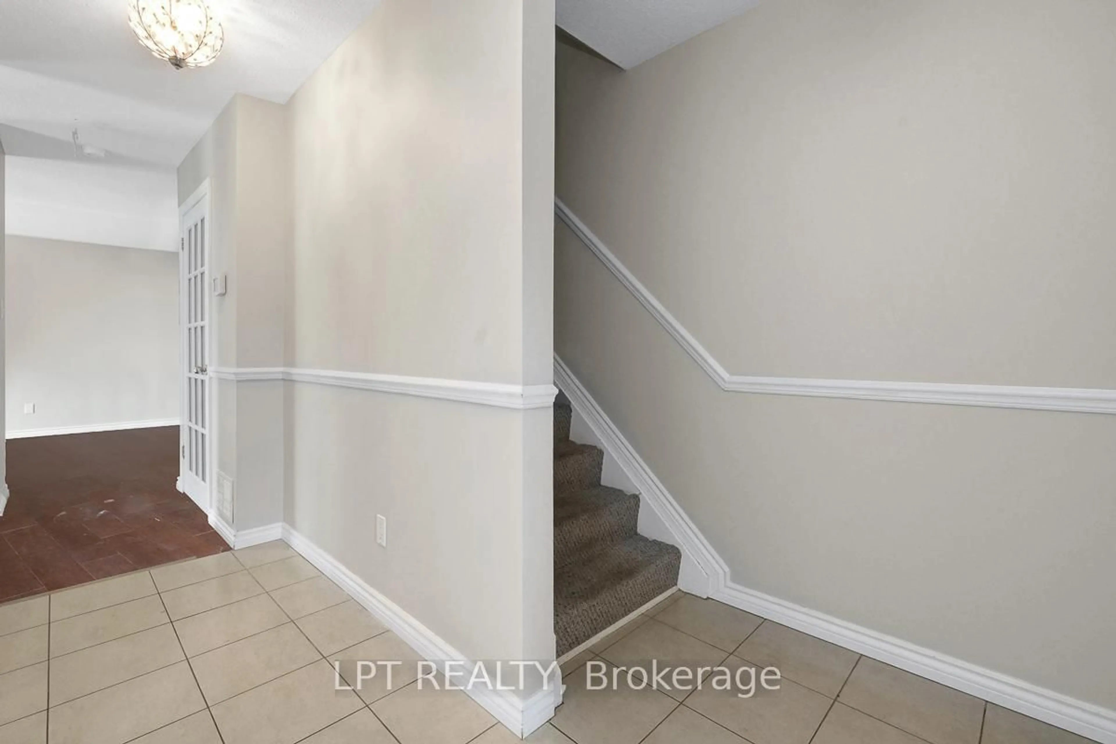 Indoor entryway for 3501 Aladdin Lane #1, Ottawa Ontario K1T 1E1
