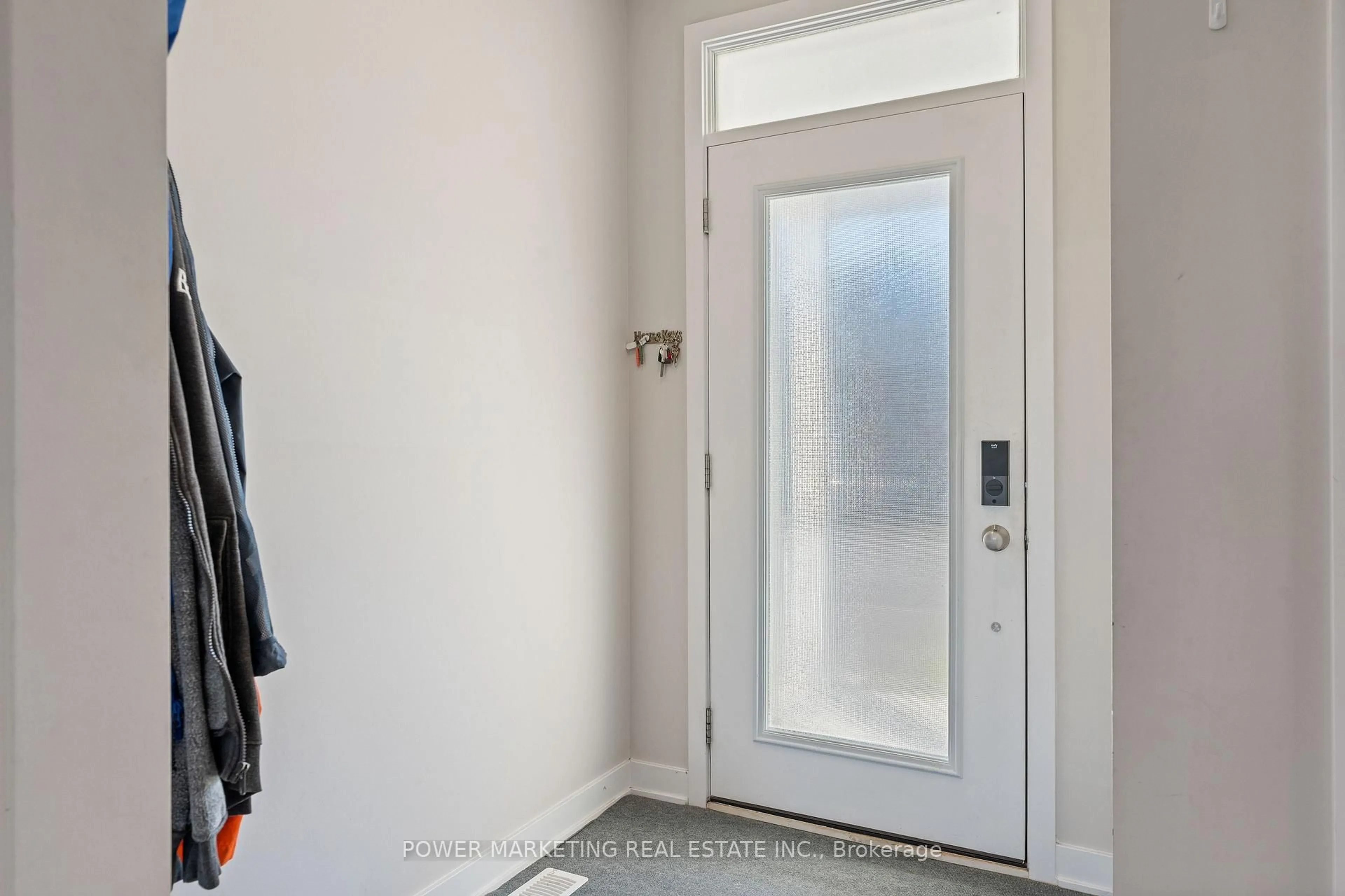 Indoor entryway for 129 Hackamore Cres, Richmond Ontario K0A 2Z0