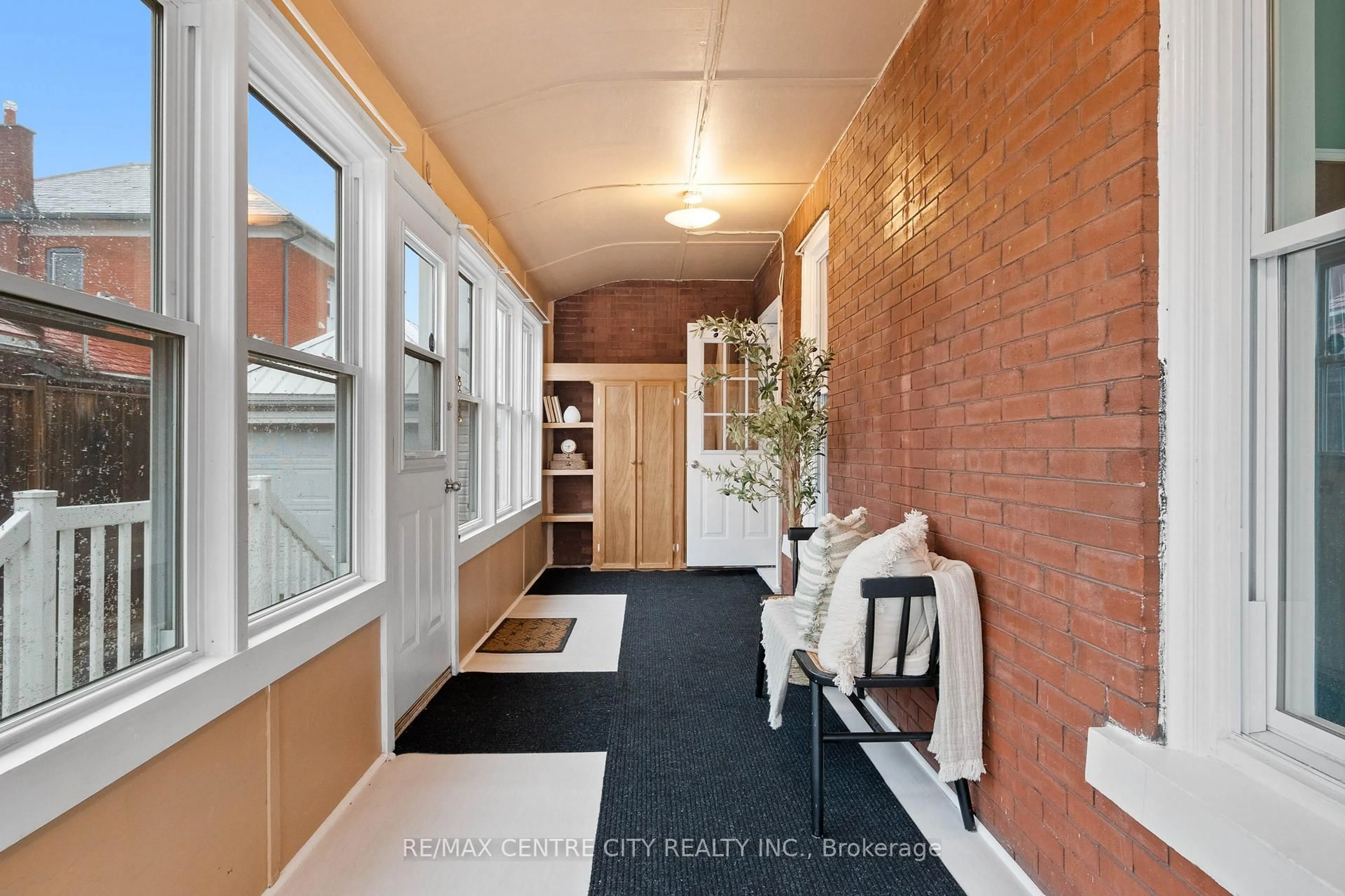 Indoor entryway for 65 King St, Aylmer Ontario N5H 2A2