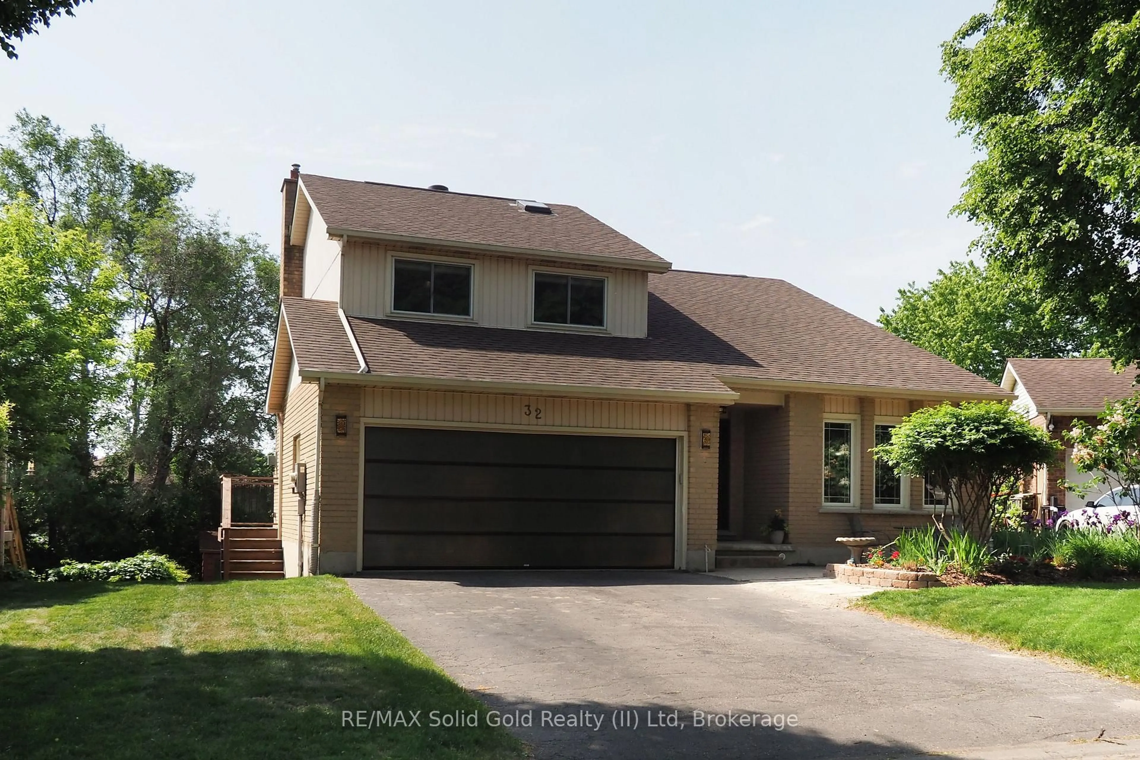 Home with vinyl exterior material, street for 32 Notchwood Crt, Kitchener Ontario N2A 3L6