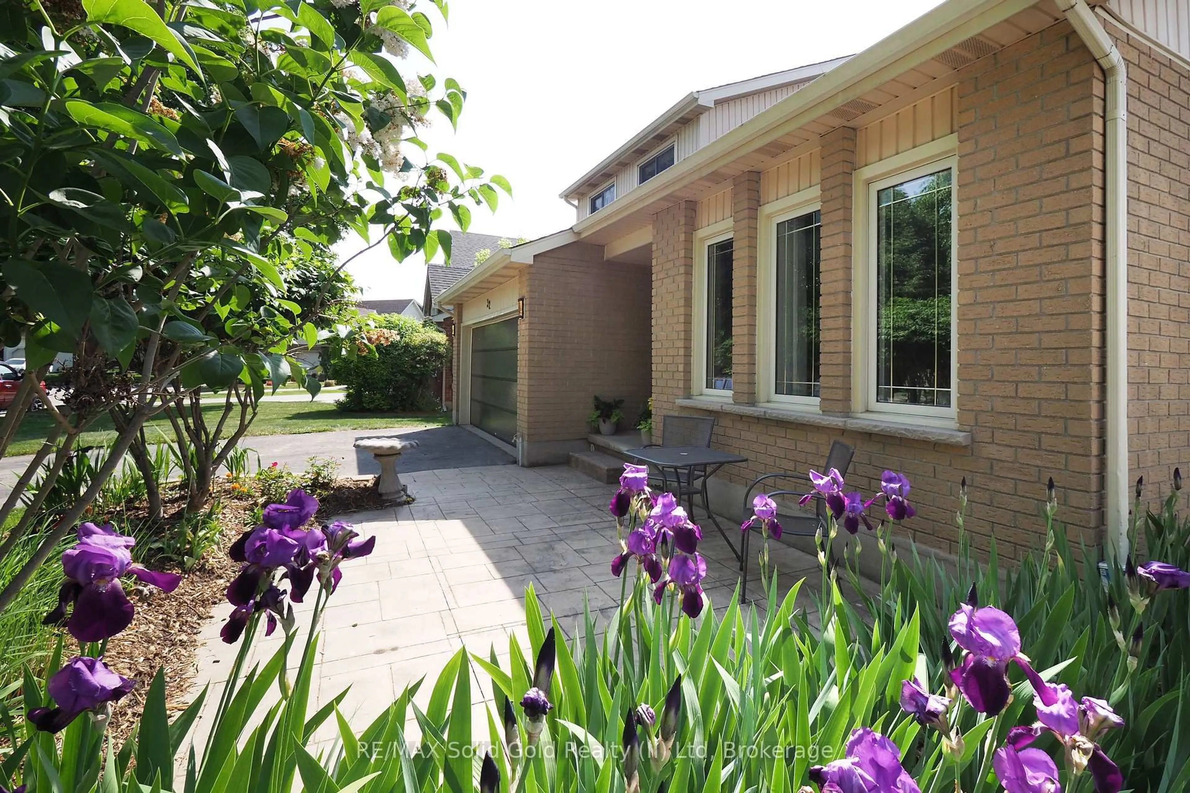 Patio, street for 32 Notchwood Crt, Kitchener Ontario N2A 3L6