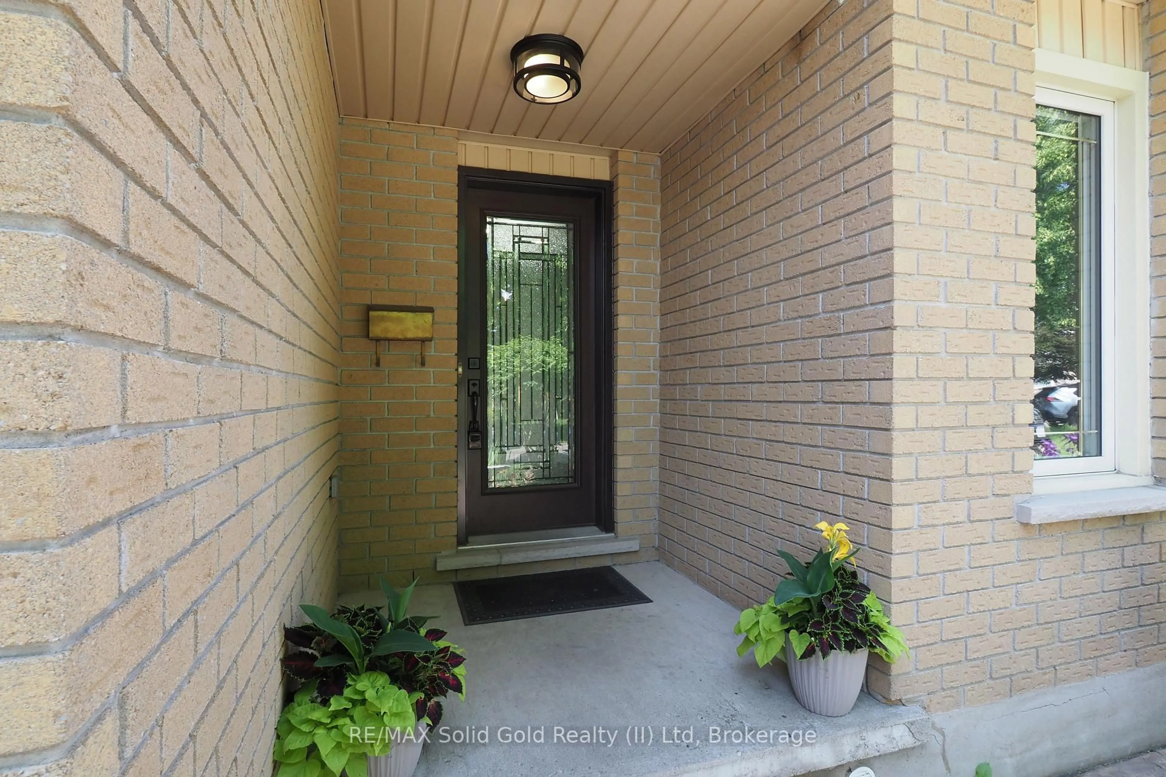 Indoor entryway for 32 Notchwood Crt, Kitchener Ontario N2A 3L6